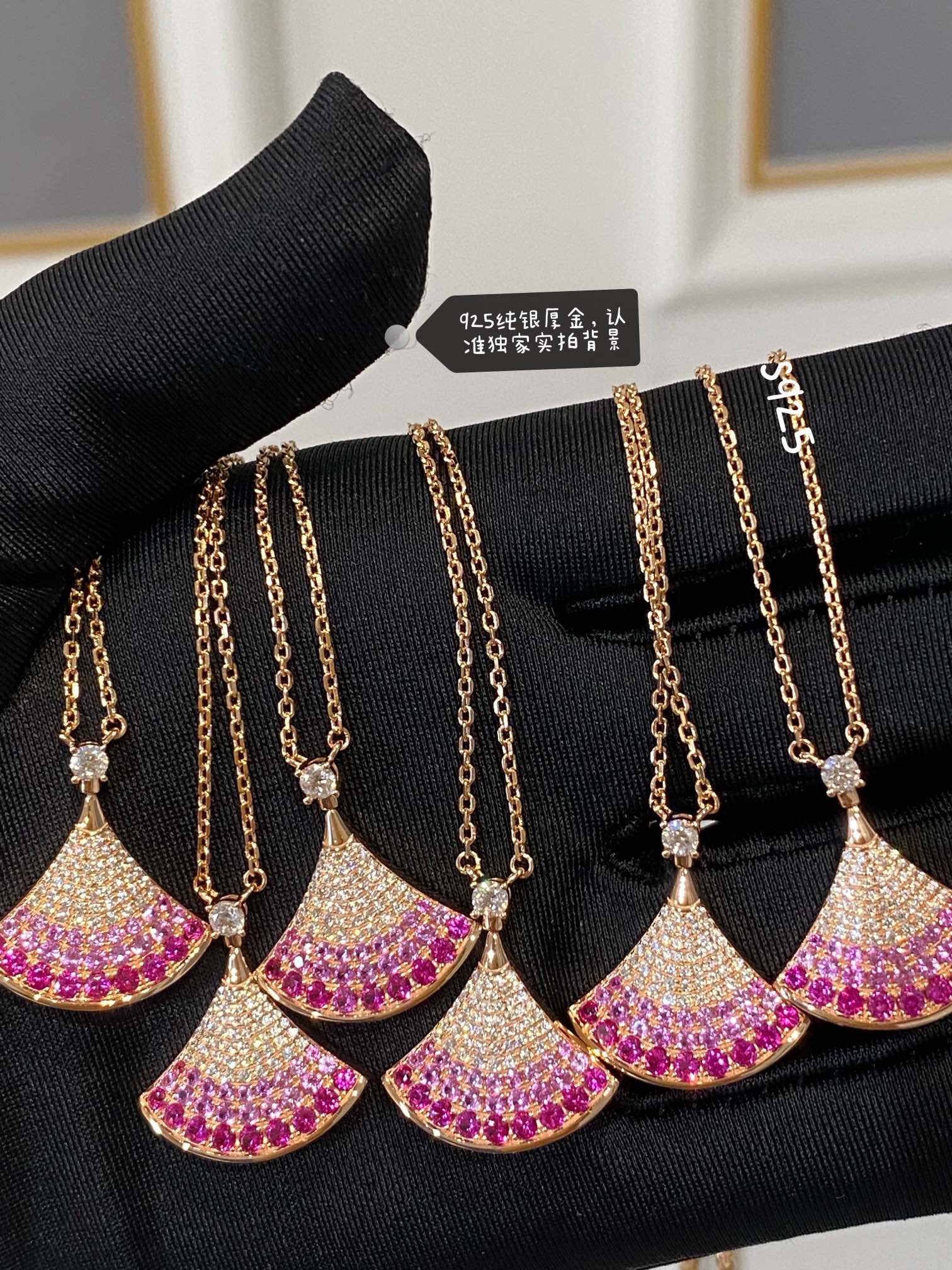 NO:631709,B treasure holiday limited edition, pink gradient full diamond skirt necklace, compared to the previous full diamond skirt, this one is more heavy-duty and larger ~ the shape of the skirt is too sweet, the air in August is sweet. The version adopts CNC technology, pure hand-set diamonds, imported silicon titanium first-grade diamonds, very exquisite and electroplated with thick gold. This is the latest version, this size is not available before~ The specifications of the pendant are about 2*2cm, and the wearable length is 41-43.5cm;  88240,,skirts,necklace,Cardia high-end jewelry19860909B宝节日限定款,粉色渐变满钻裙子项链,相比之前的满钻小裙子,这款更重工,体积更大一些～小裙摆的造型太甜啦八月的空气都是甜甜的对版采用cnc工艺,纯手工镶钻,进口硅钛料一级钻,非常精致哦电镀厚金这是最新的一版,这款大小是之前都没有的哦～ 规格吊坠约2*2cm,可配戴长度41-43.5cm； 88240,,skirts,necklace,卡迪亚高端饰品,Jewelry