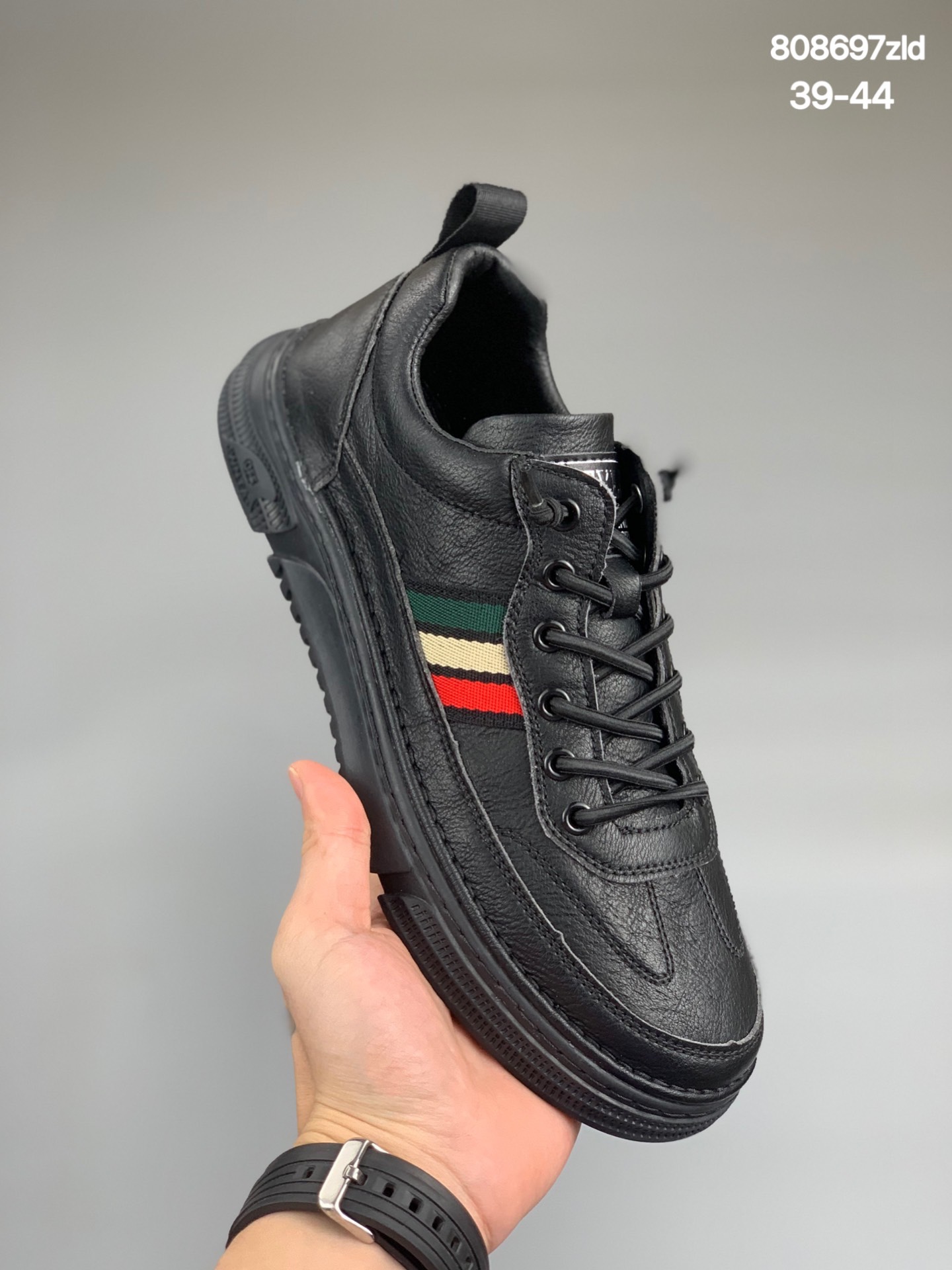 
2021限定新色，高奢品牌古驰GUCCI CR JBG Leather And Suede百搭拼皮绅士德训板鞋鞋面：进口小牛皮鞋底： 小羊皮皮革内底，橡胶鞋底圆头 绑带式 
尺码：39 40 41 42 43 44
编码:808697zld