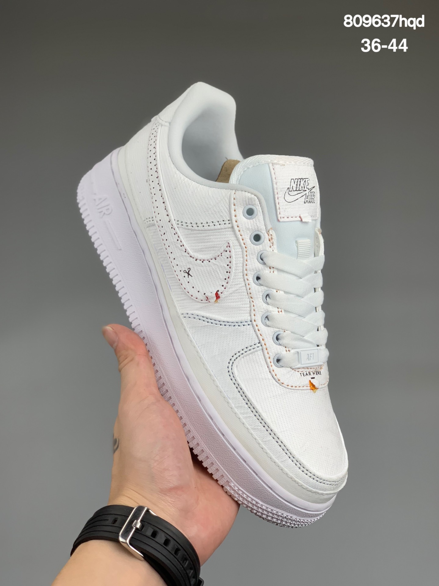 
可撕版本 Nike Air Force 1 ’07 Lx Reveal  空军一号低帮百搭休闲运动板鞋 整双鞋采用经典 Air Force 1 Low 为设计蓝本，一袭纯白色鞋身带来极为清爽的视觉效果。最大亮点在于鞋面采用可撕鞋面设计，白色底色撕开后可以露出内里的蓝色、粉色、橙色以及红色等多种色彩，带来完全不一样的视觉效果。买不到丝绸系列的朋友不妨考虑一下这双鞋，如出一辙的玩法设计，为 DIY 带来无限可能！货号：CJ1650-101
码数：36-44
编码:809637hqd