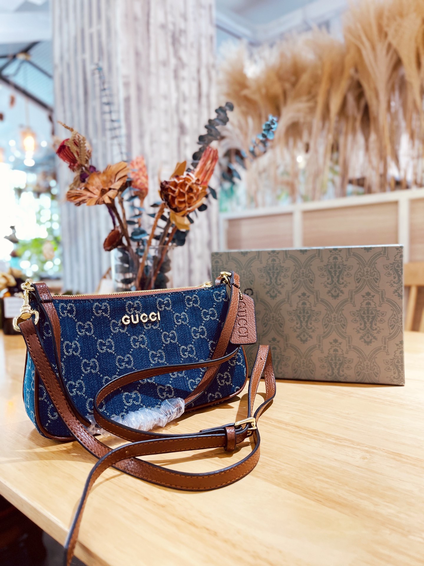 I5 酷奇/GUCCI  经典爆款 牛仔布 老花月牙包 精致皮革赶走沉闷，邂逅活力 重工肩带，可调节可手提 真的太太太 100遍 好看了~ 百变Style由你掌控 尺寸：23cm