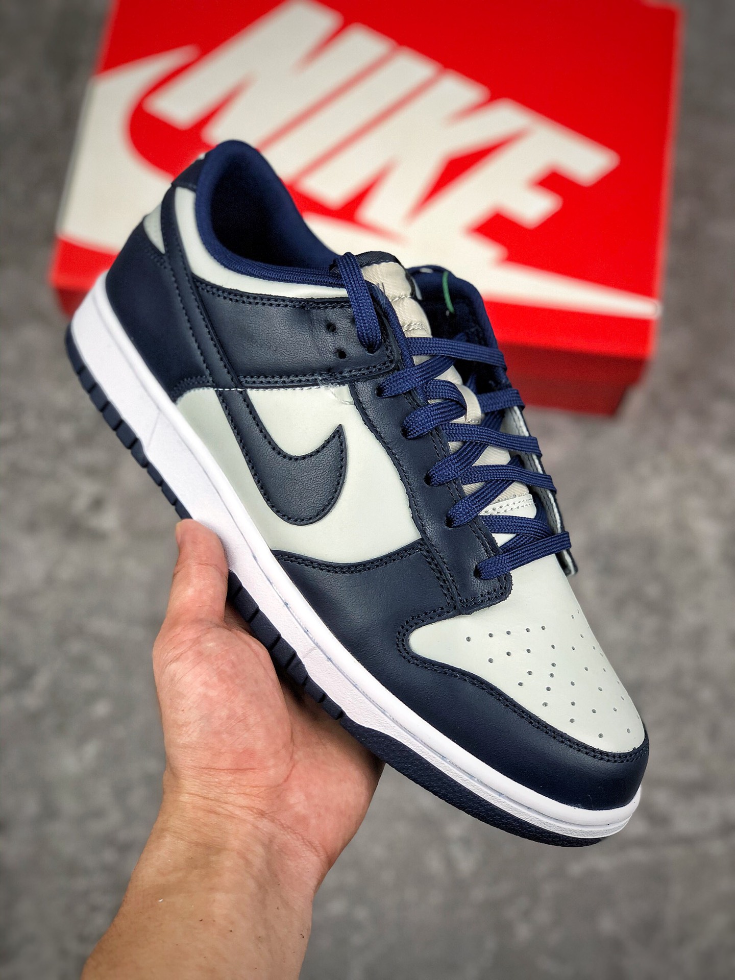  终端放店
NK SB Dunk Low “Georgetown”（GS）灰蓝 乔治城 细节实拍原装头层材料 独家版型蒸餾加工帶來的是更好的视觉和脚感体验大厂纯原品质出货 清洁度 电绣工艺 皮料切割干净无任何毛边 细节完美 
官方货号：CW1590-004

尺码：36 36.5 37.5 38 38.5 39 40 40.5 41 42 42.5 43 44 44.5 45 46