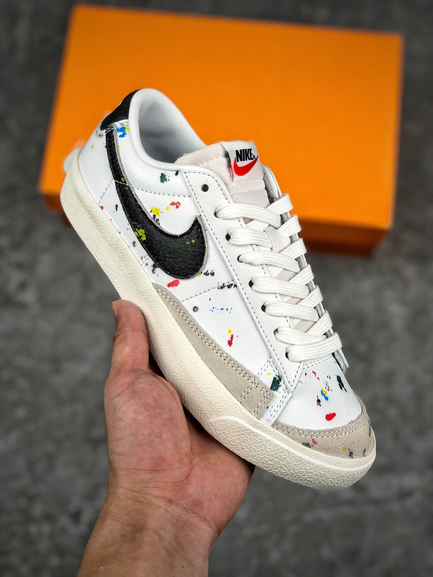  支持放店
原装耐克Nike Blazer Low ’1977 VNTG SS经典开拓者低帮百搭休闲运动板鞋，采用环保材料的大底 独特的鞋面连者鞋底印刷，演绎出了这个配色的独特风格，眼前的新设计选用皮质。配出当下流行的阴阳元素。呈现属于现代潮流的美感。
货号: DJ4279-101
码数： 36 36.5 37.5 38 38.5 39 40 40.5 41 42 42.5 43 44 45