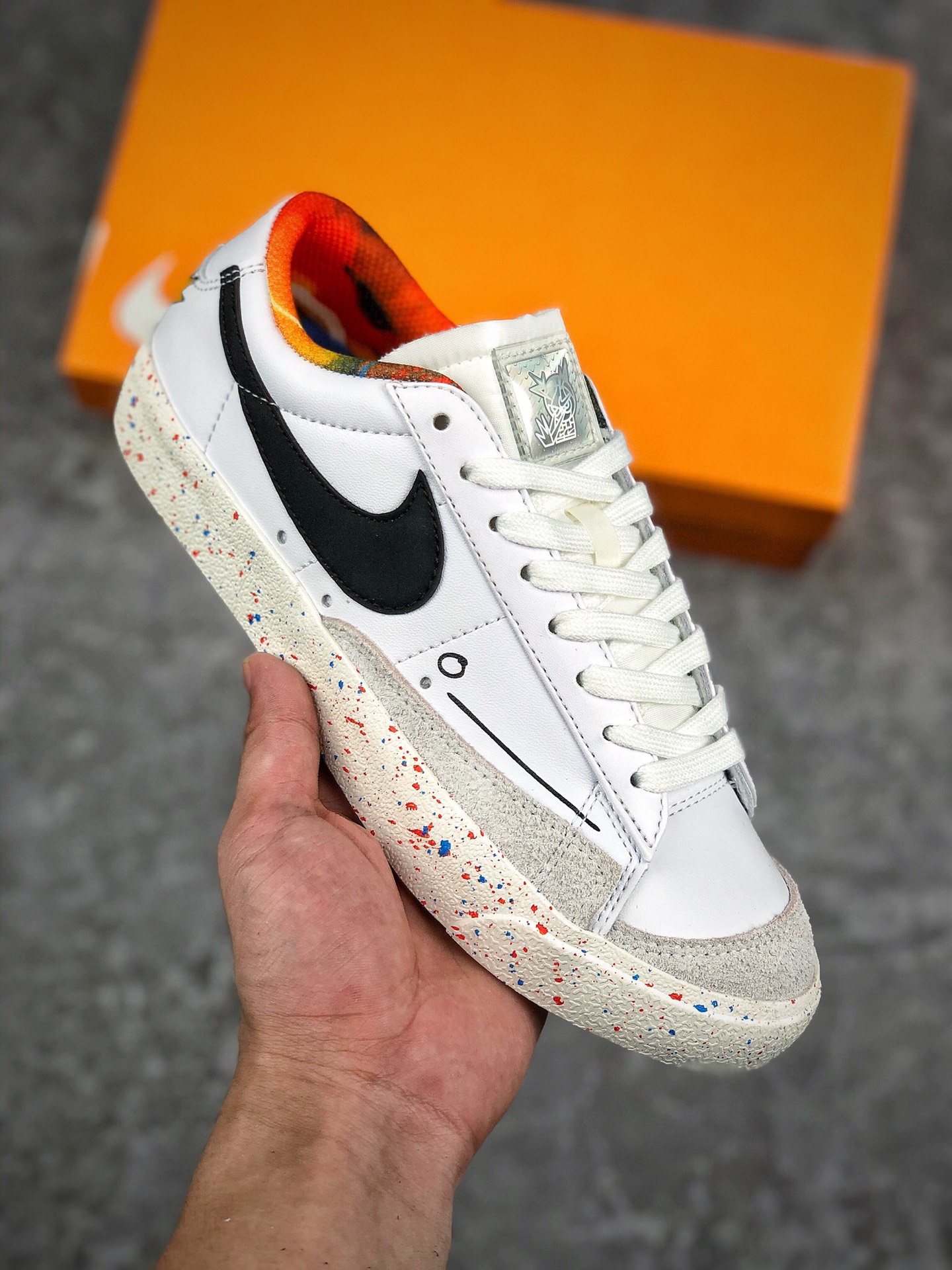  支持放店
原装耐克Nike Blazer Low ’1977 VNTG SS经典开拓者低帮百搭休闲运动板鞋，采用环保材料的大底 独特的鞋面连者鞋底印刷，演绎出了这个配色的独特风格，眼前的新设计选用皮质。配出当下流行的阴阳元素。呈现属于现代潮流的美感。
货号: DJ4279-101
码数： 36 36.5 37.5 38 38.5 39 40 40.5 41 42 42.5 43 44 45