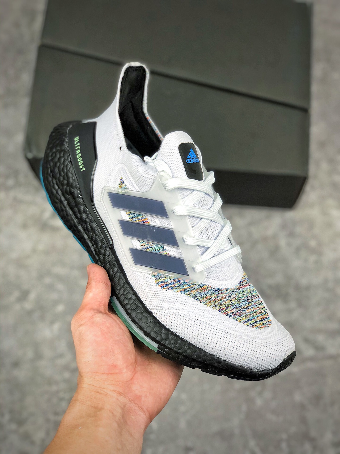  支持放店
 阿迪达斯Adidas UltraBoost 21 加厚爆米花袜套式针织鞋面休闲运动慢跑鞋 依旧采用了针织鞋面的设计，但是鞋面的设计语言却并不单调。半透明的鞋面，以及前掌附近的纹路图案，还有在鞋面上的点缀设计。特别是这个上翘的“后臀”，着实惹人“扎眼”。 在“时尚”和“运动”这两种概念的结合中，阿迪达斯的设计理念依然可以说是走在世界前列的。即将推出的Ultra Boost 21更是以更高性能的工程设计，回归UB的根基。
货号：GZ3194
尺码：36 36.5 37 38 37.5 39 40 40.5 41 42 42.5 43 44 44.5 45