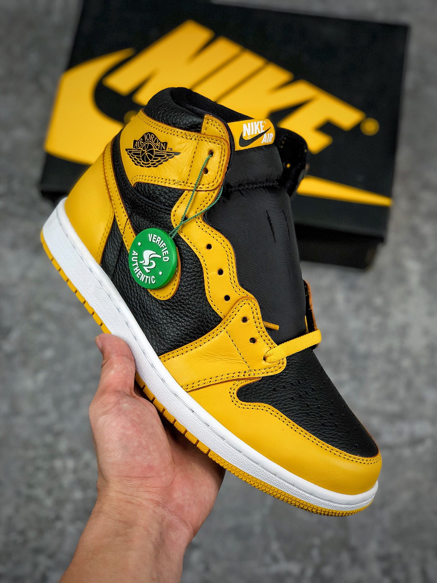  核心放店
Air Jordan 1 High OG“Pollen”
纯原生产线 黑黄 出货实拍
#采购原厂皮料 所有细节支持正品对比
#正确彩虹大底 全掌可视Zoom气垫
#织唛、飞翼 均有3M反光效果
全新配色鞋面以白色和浅灰色为主调，延续经典的皮革鞋面 + 尼龙海绵鞋舌，值得注意的是此次加入全新设计，鞋帮、后跟及 Swoosh 处的外层皮革改为透明材料，搭配网布鞋帮更加独特，鞋头处则是灰色漆皮，以反光效果与后跟的透明设计相呼应
货号：555088 701
Size：40.5 41 42 42.5 43 44 44.5 45 46 47