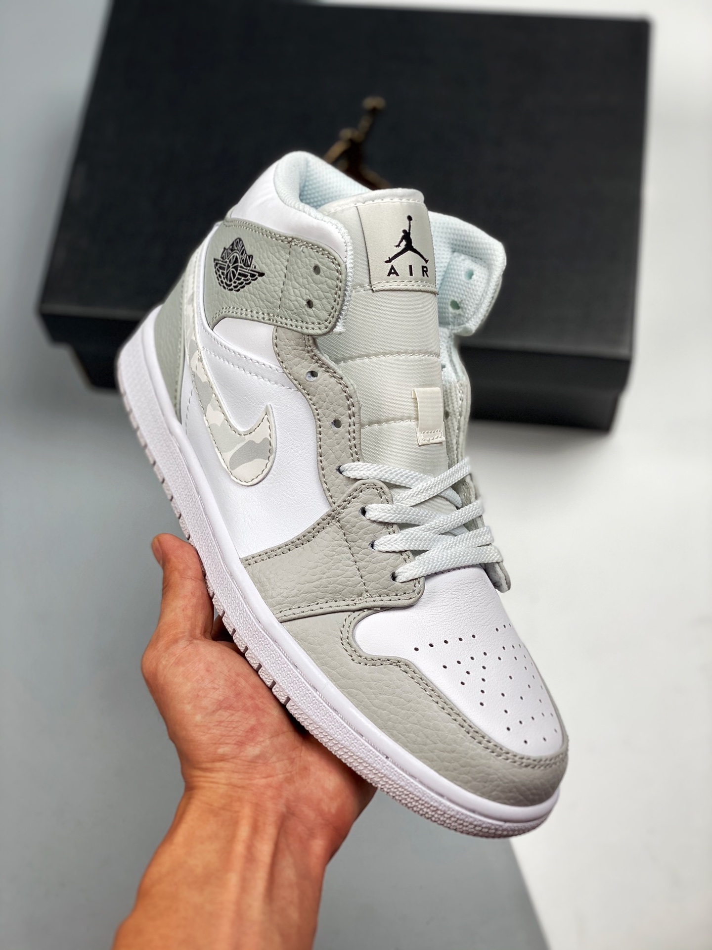 Beneficio exclusivo activado, dando la bienvenida a la temporada de regreso a clases💥 Air Jordan 1 Mid Blanco/Gris Cam…