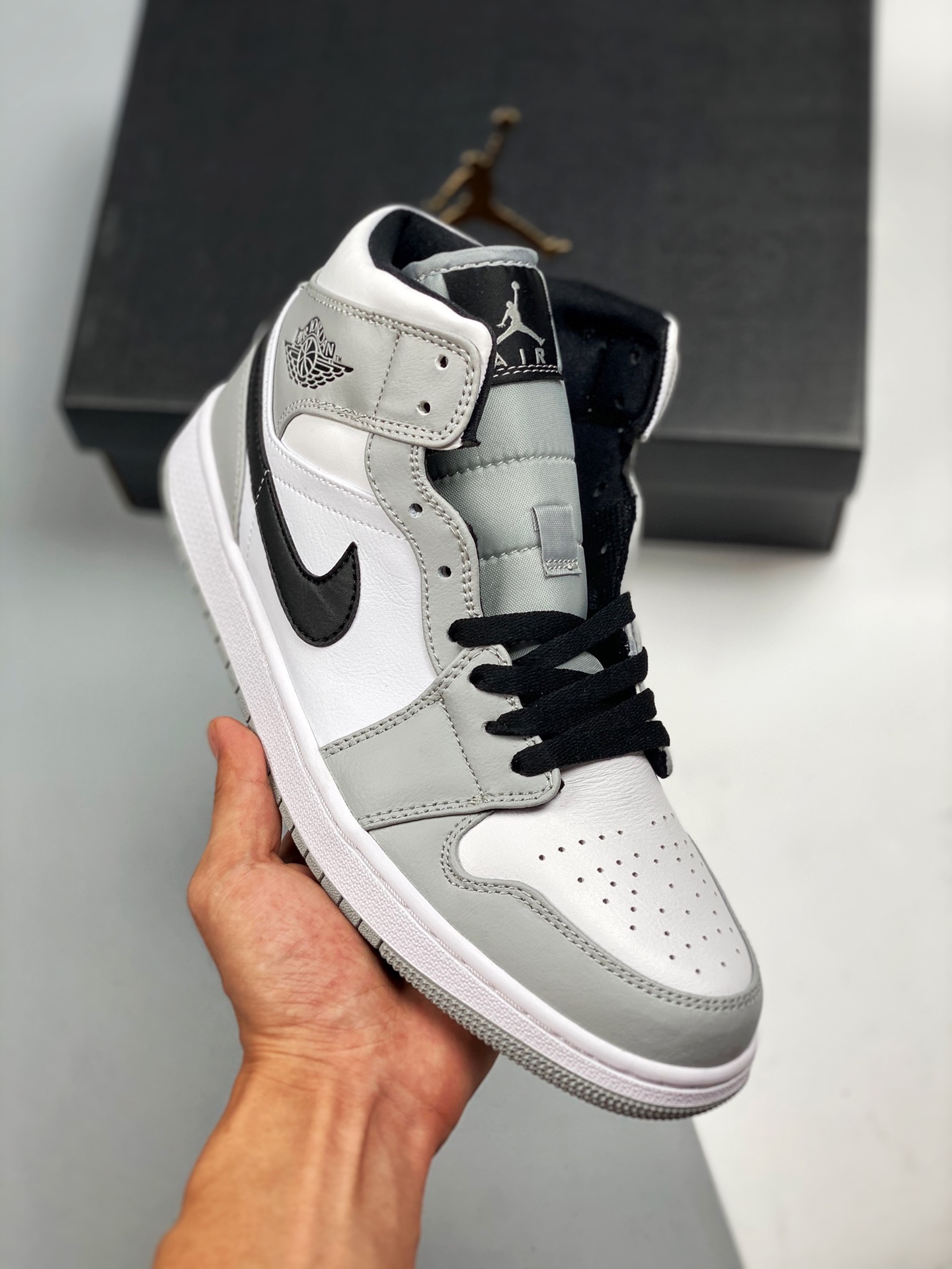 Beneficio exclusivo activado, dando la bienvenida a la temporada de regreso a clases💥 Air Jordan 1 Mid Gris Ahumado, s…
