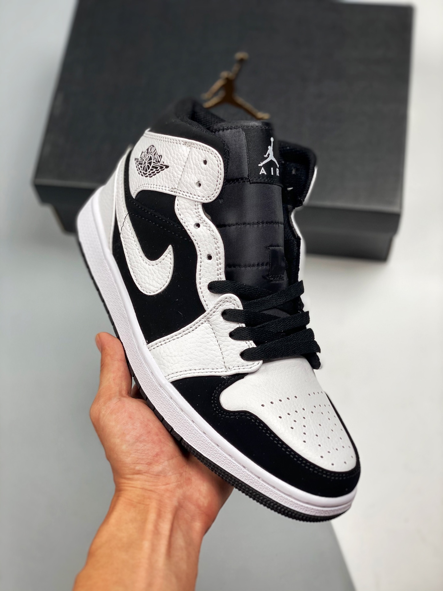 Beneficio exclusivo activado, dando la bienvenida a la temporada de regreso a clases💥 Air Jordan 1 Mid Panda Blanco/Ne…