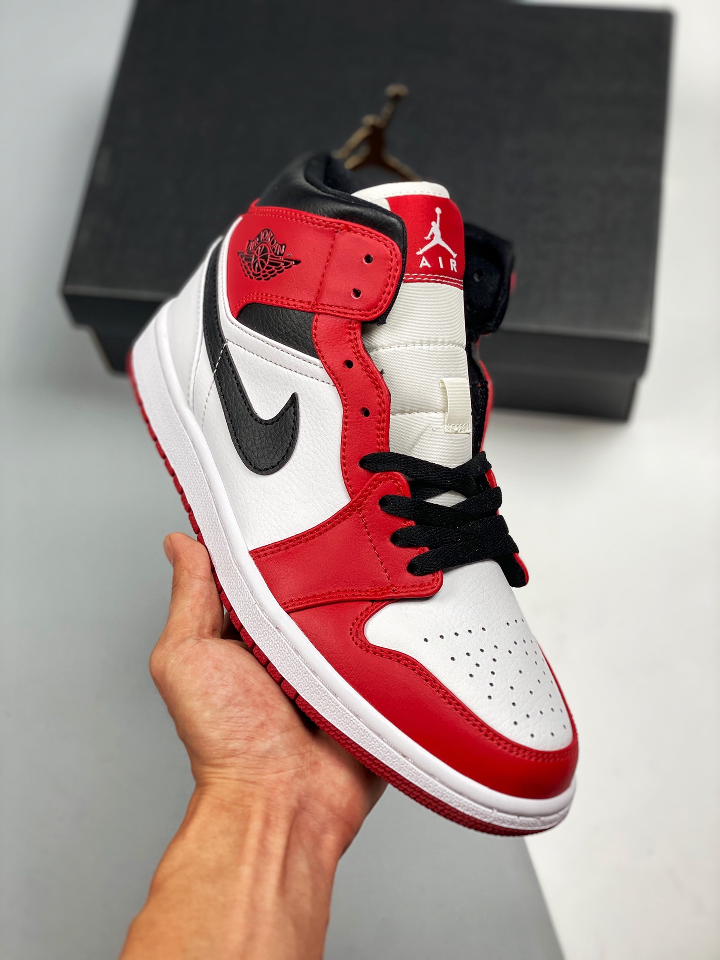 Beneficio exclusivo activado, dando la bienvenida a la temporada de regreso a clases💥 Air Jordan 1 Mid Blanco/Rojo Peq…
