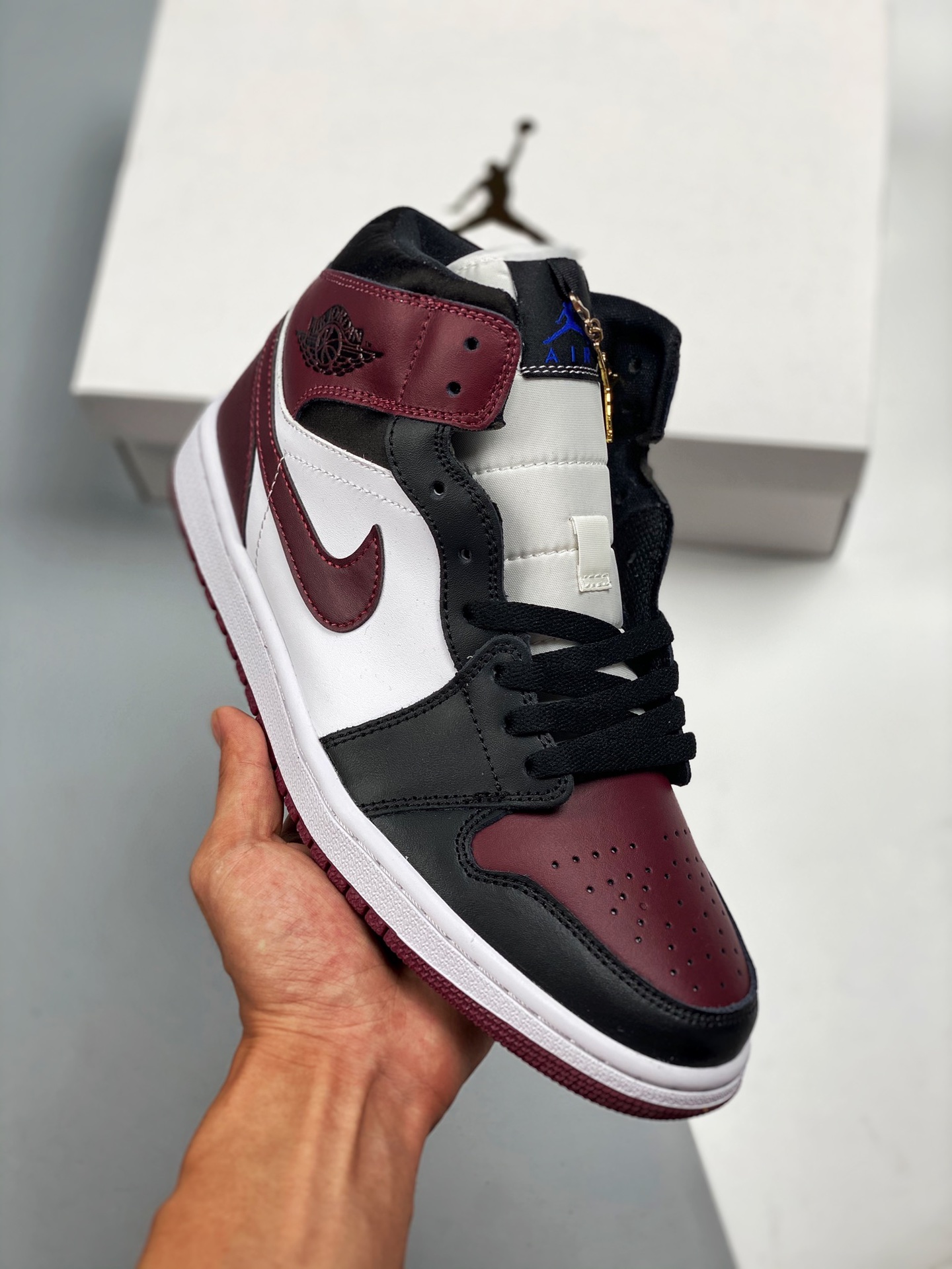 Beneficio exclusivo para la temporada de regreso a clases 💥 Air Jordan 1 Mid puntera vino tinto, serie media, nuevo lo…