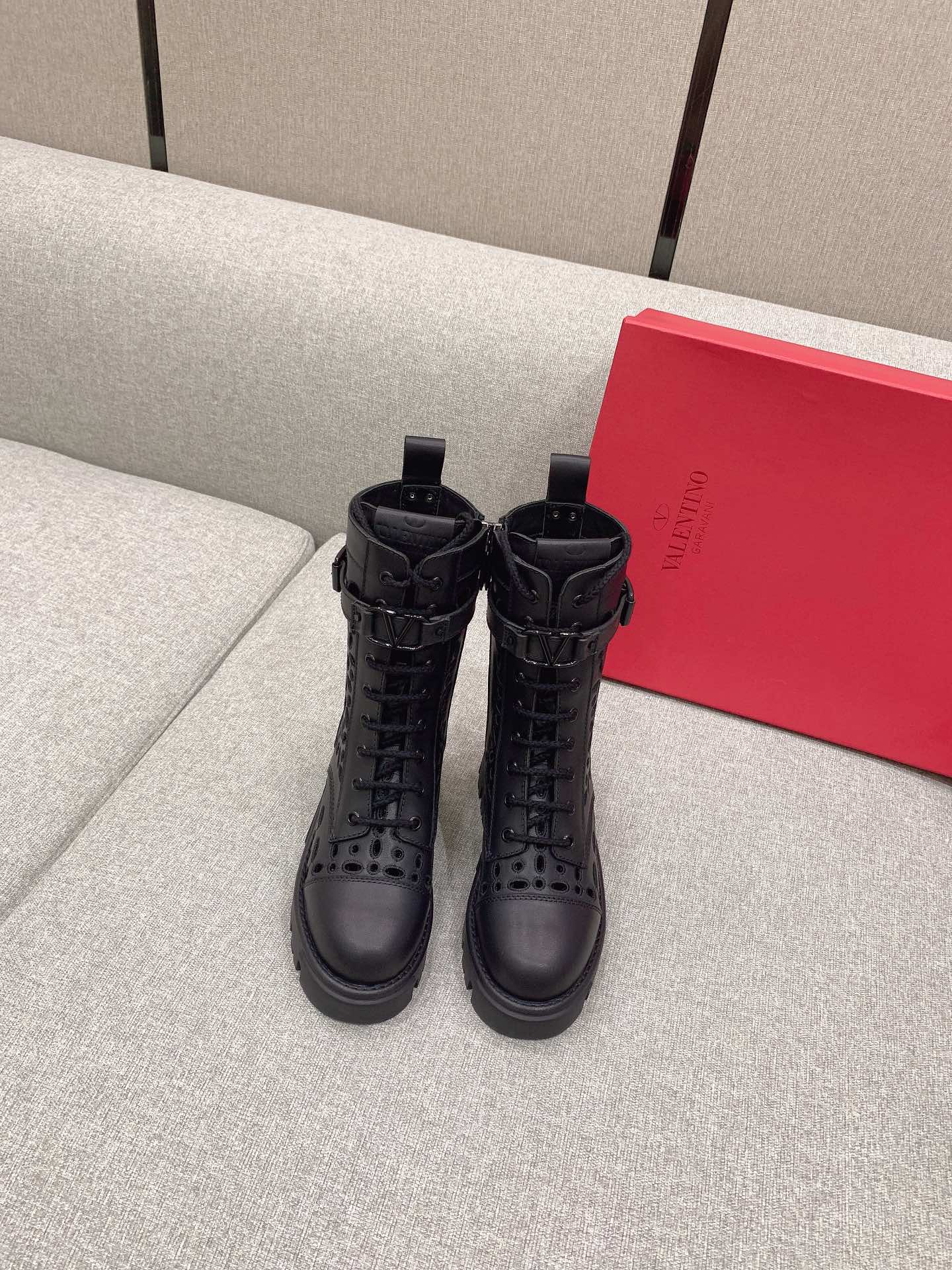 NO:485092,VALENTIN* new hollow embroidered short boots, original calfskin upper, inner footbed sheepskin original mold opening sole size 35-39 (40 custom made), boots, valentino, boots, cowhide, sheepskin19860909VALENTIN*新款镂空刺绣短靴  鞋面原版小牛皮 内里垫脚羊皮 原版开模大底 码数35-39（40定做）,靴子,valentino,boots,cowhide,sheepskin,Women's Shoes