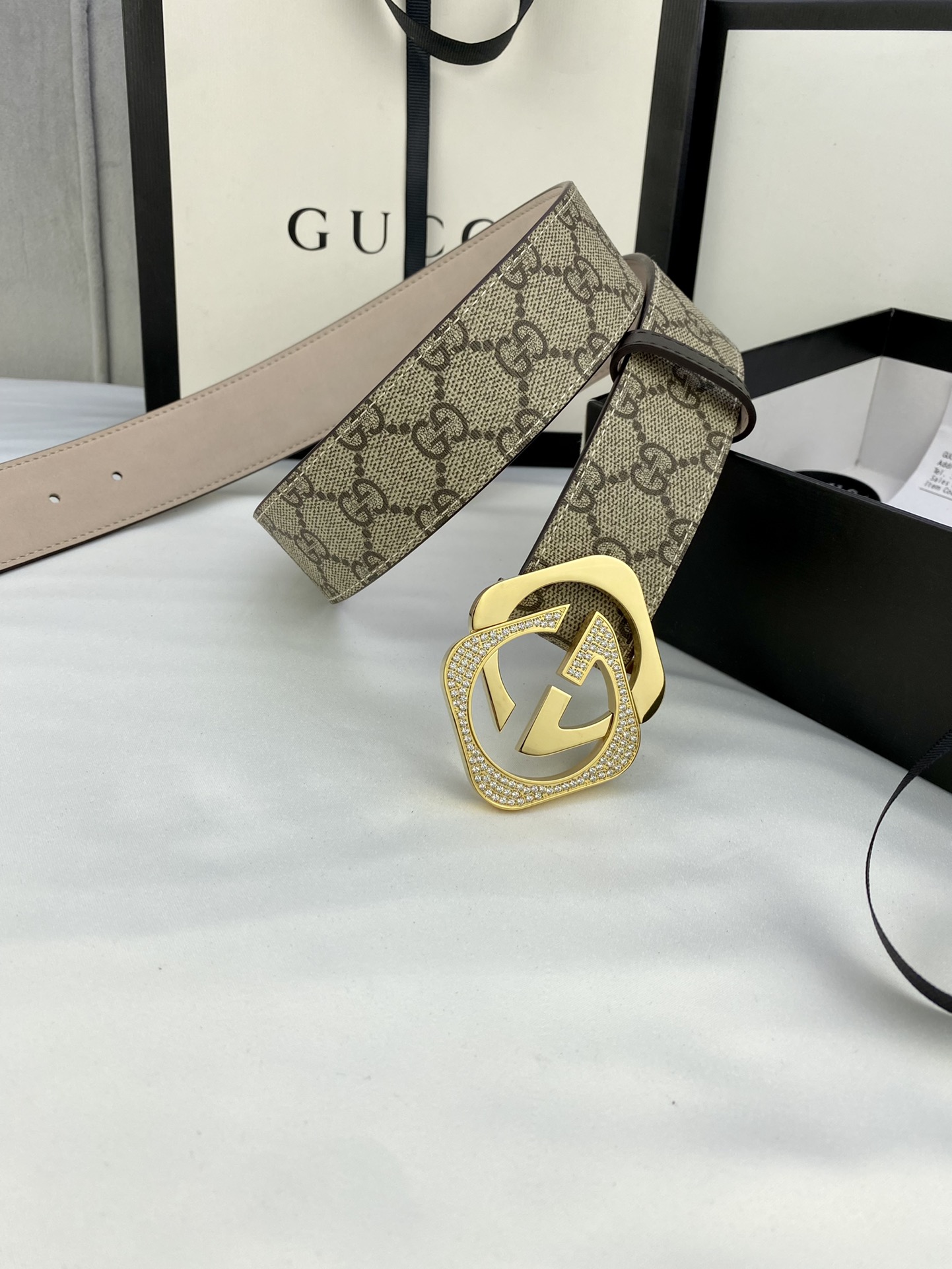 宽度4.0cmgucciMarmont系列每一季都会推陈出新为灵感源于70年代的标志性镶嵌施华洛世奇元素