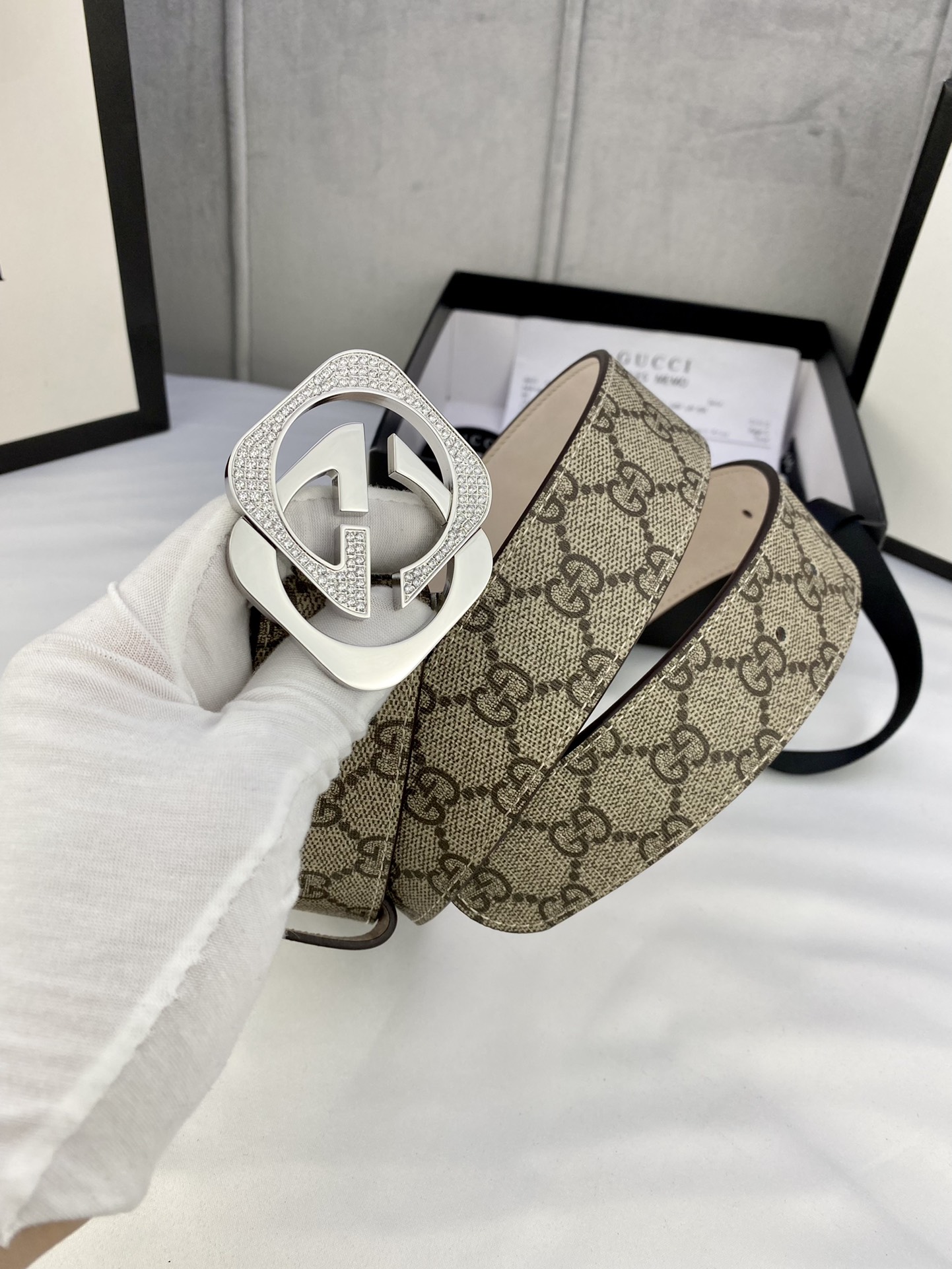 宽度4.0cmgucciMarmont系列每一季都会推陈出新为灵感源于70年代的标志性镶嵌施华洛世奇元素