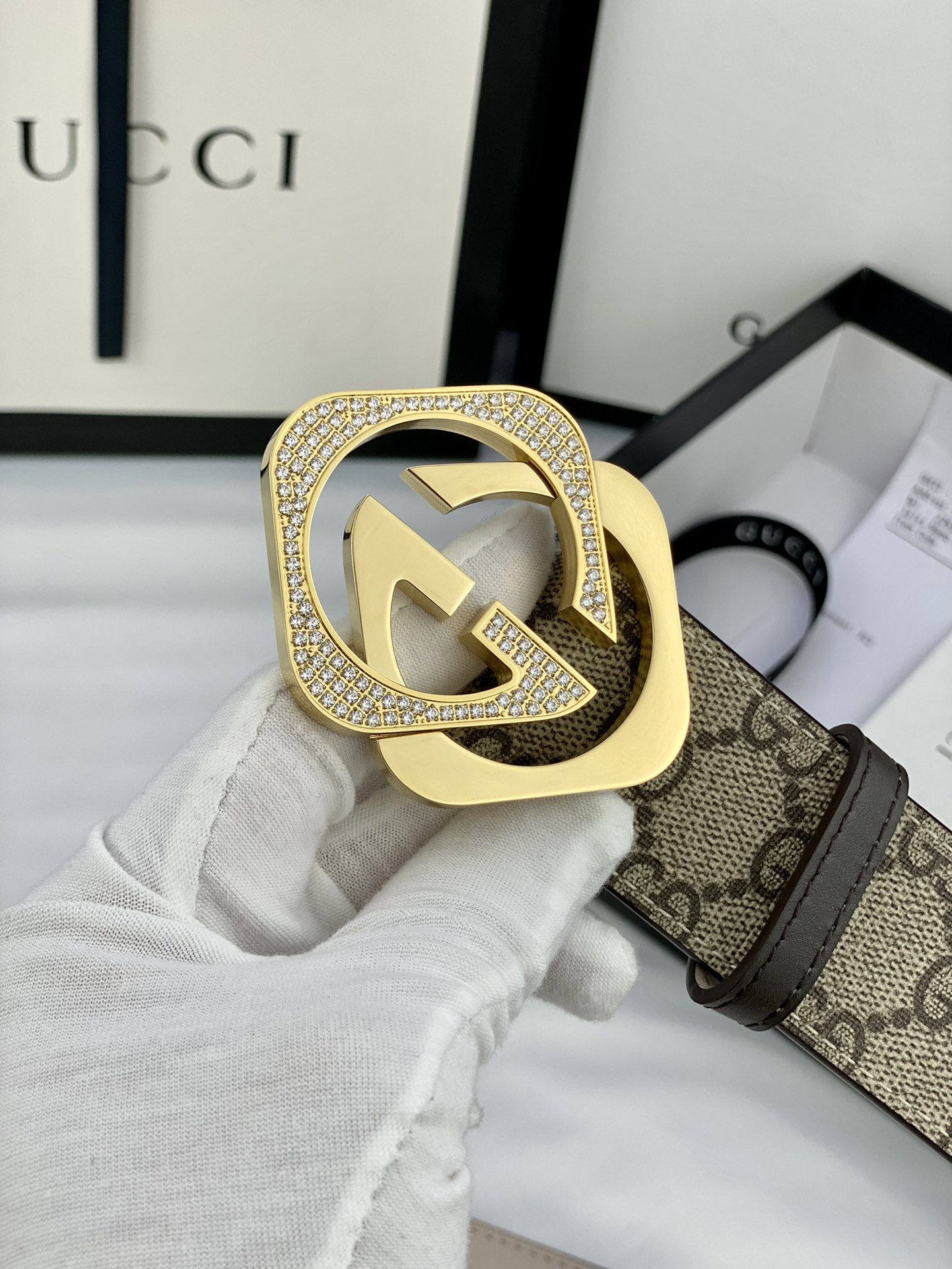宽度4.0cmgucciMarmont系列每一季都会推陈出新为灵感源于70年代的标志性镶嵌施华洛世奇元素