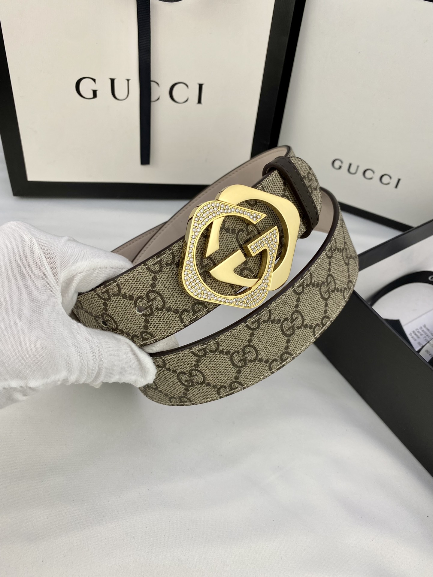 宽度4.0cmgucciMarmont系列每一季都会推陈出新为灵感源于70年代的标志性镶嵌施华洛世奇元素