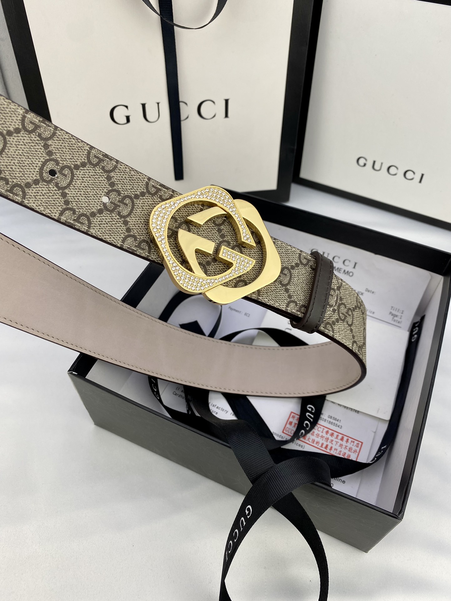 宽度4.0cmgucciMarmont系列每一季都会推陈出新为灵感源于70年代的标志性镶嵌施华洛世奇元素