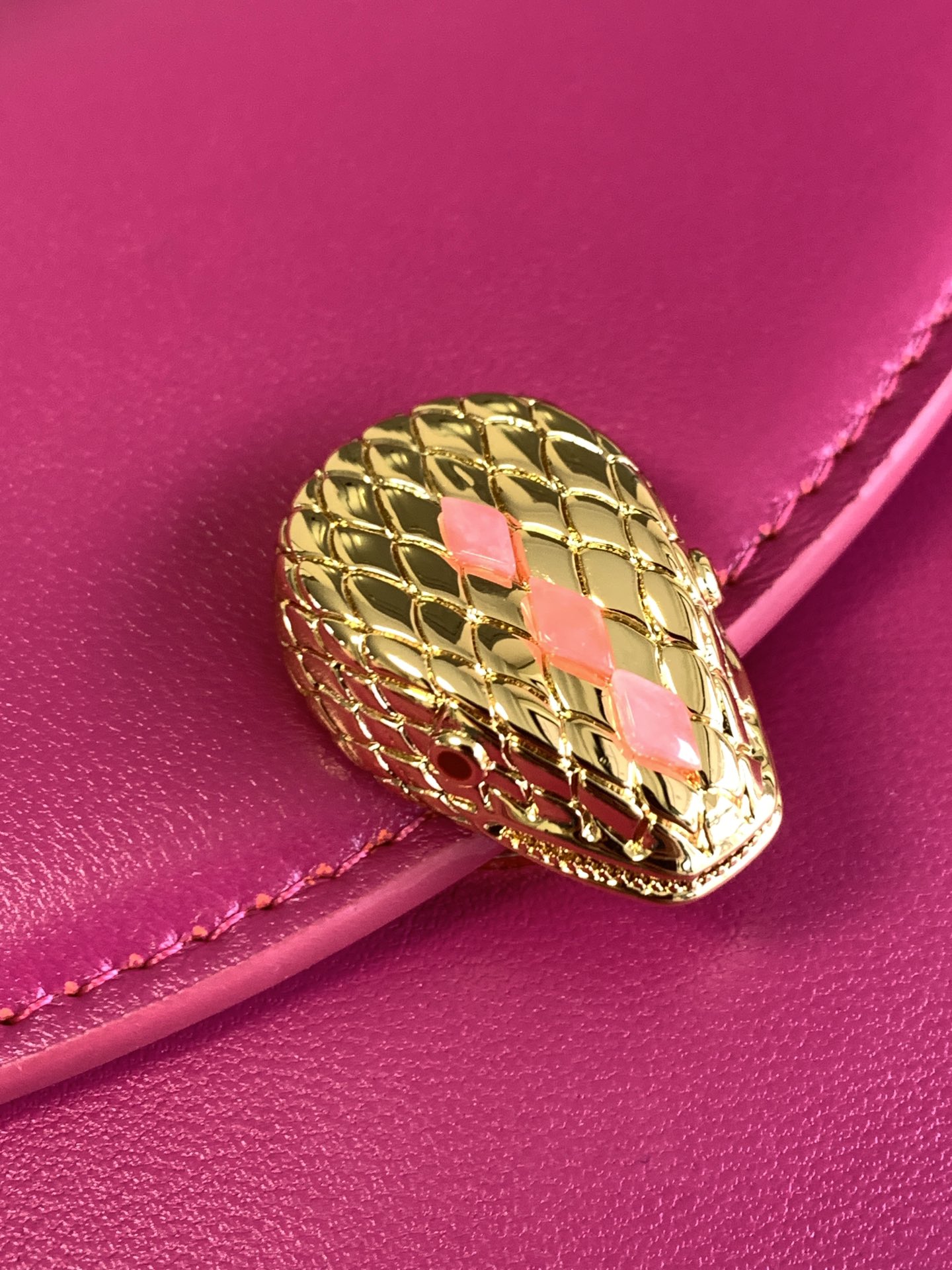 BVLGARI宝格丽石晶紫色小羊皮Serpenti Forever 系列肩背包61879