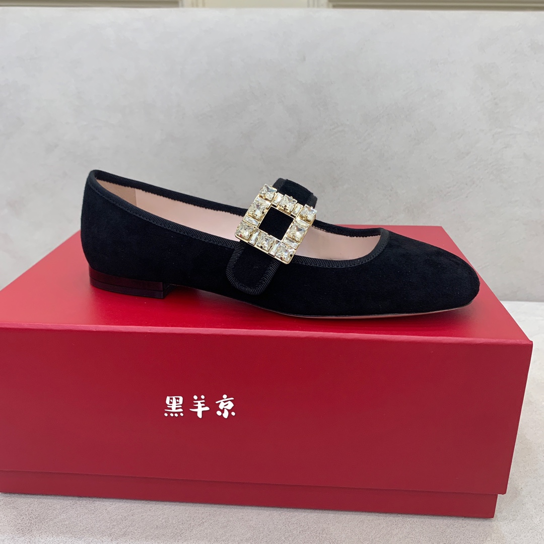 “Black Sheep’s Italian Fashion: ROGE VIVIE Mary’s Buttoned Shoes and Velvet Oxen Pelt Skin Codes 35-39” - 图片 5