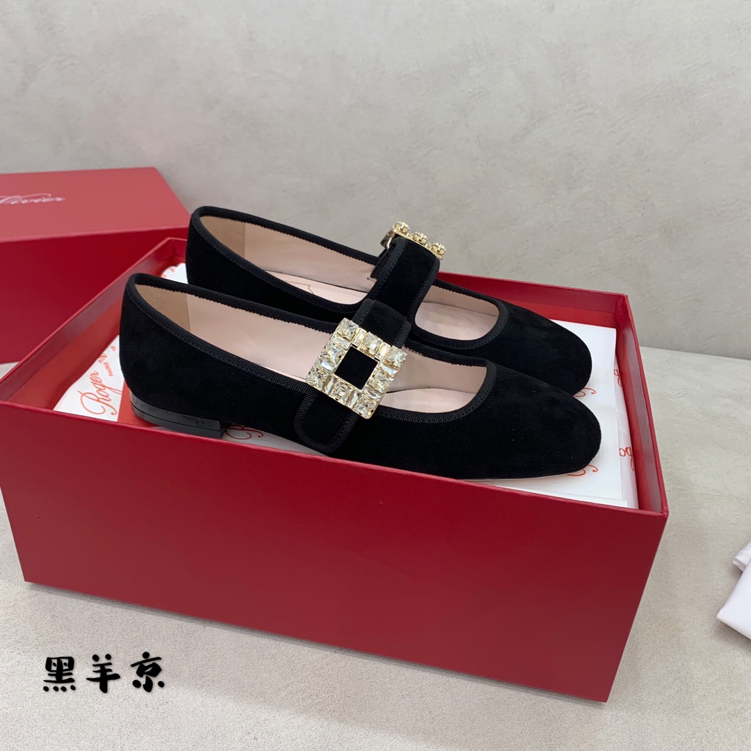 “Black Sheep’s Italian Fashion: ROGE VIVIE Mary’s Buttoned Shoes and Velvet Oxen Pelt Skin Codes 35-39” - 图片 3
