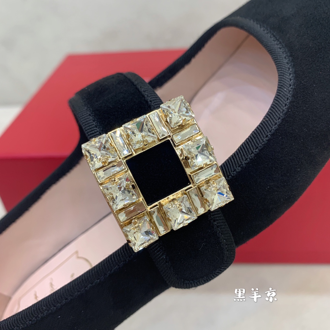 “Black Sheep’s Italian Fashion: ROGE VIVIE Mary’s Buttoned Shoes and Velvet Oxen Pelt Skin Codes 35-39” - 图片 7