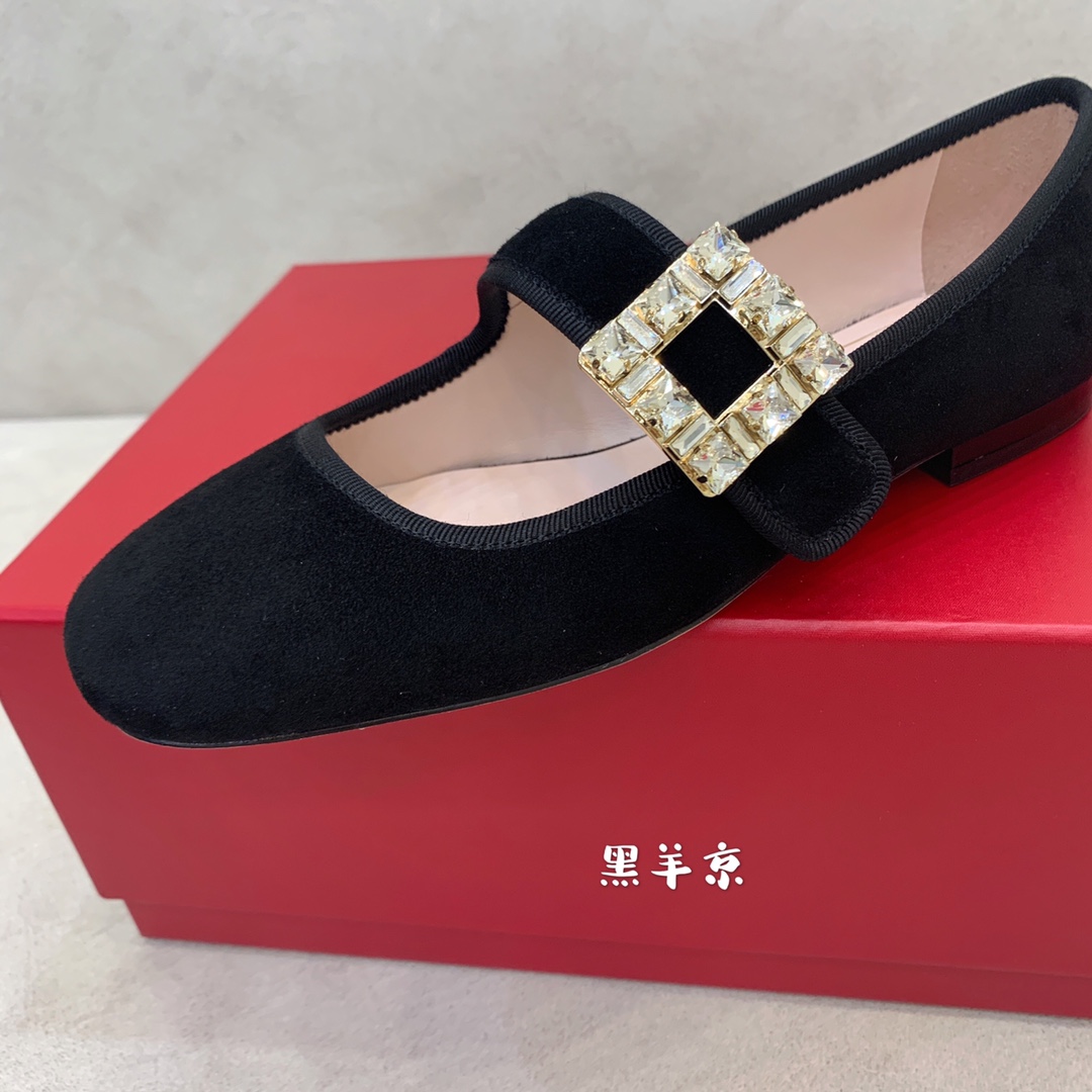 “Black Sheep’s Italian Fashion: ROGE VIVIE Mary’s Buttoned Shoes and Velvet Oxen Pelt Skin Codes 35-39” - 图片 6