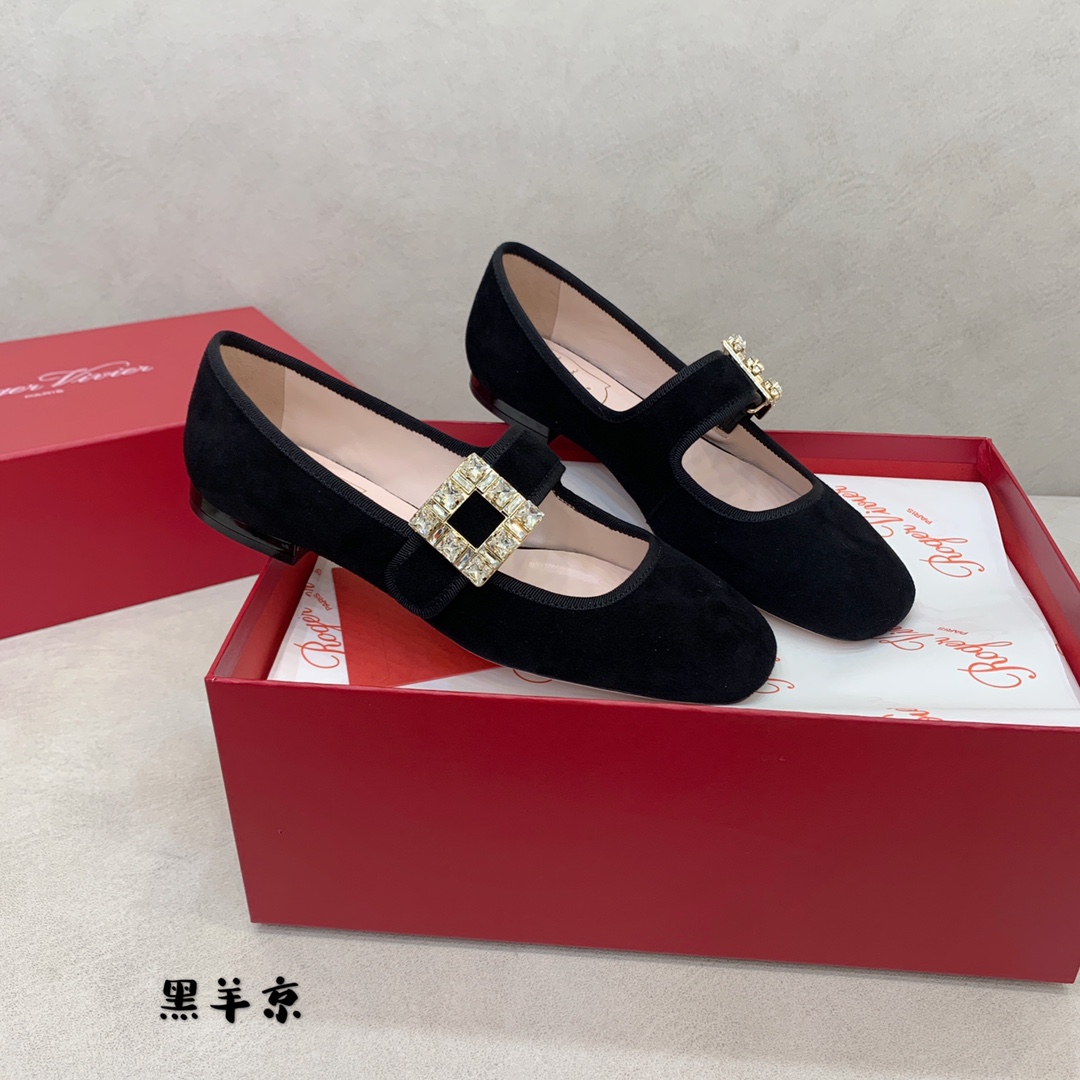 “Black Sheep’s Italian Fashion: ROGE VIVIE Mary’s Buttoned Shoes and Velvet Oxen Pelt Skin Codes 35-39” - 图片 1