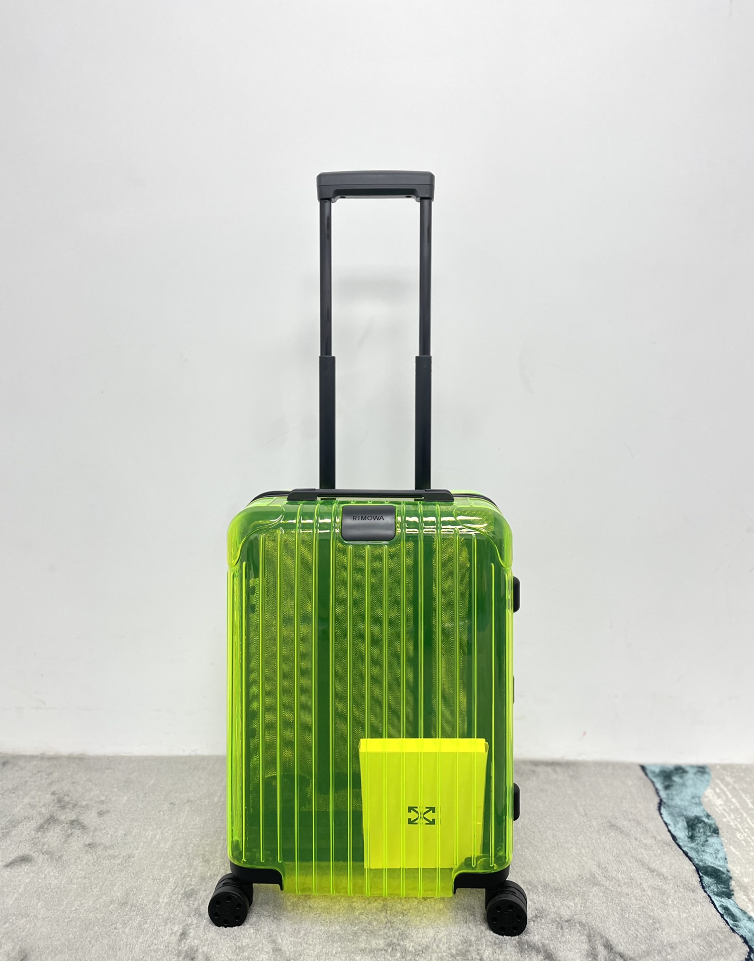 ¡Nuevo lanzamiento de edición limitada ✨ RIMOWA Essential Neon ✨ maleta de cabina de 21 pulgadas en color 'verde lima'!…