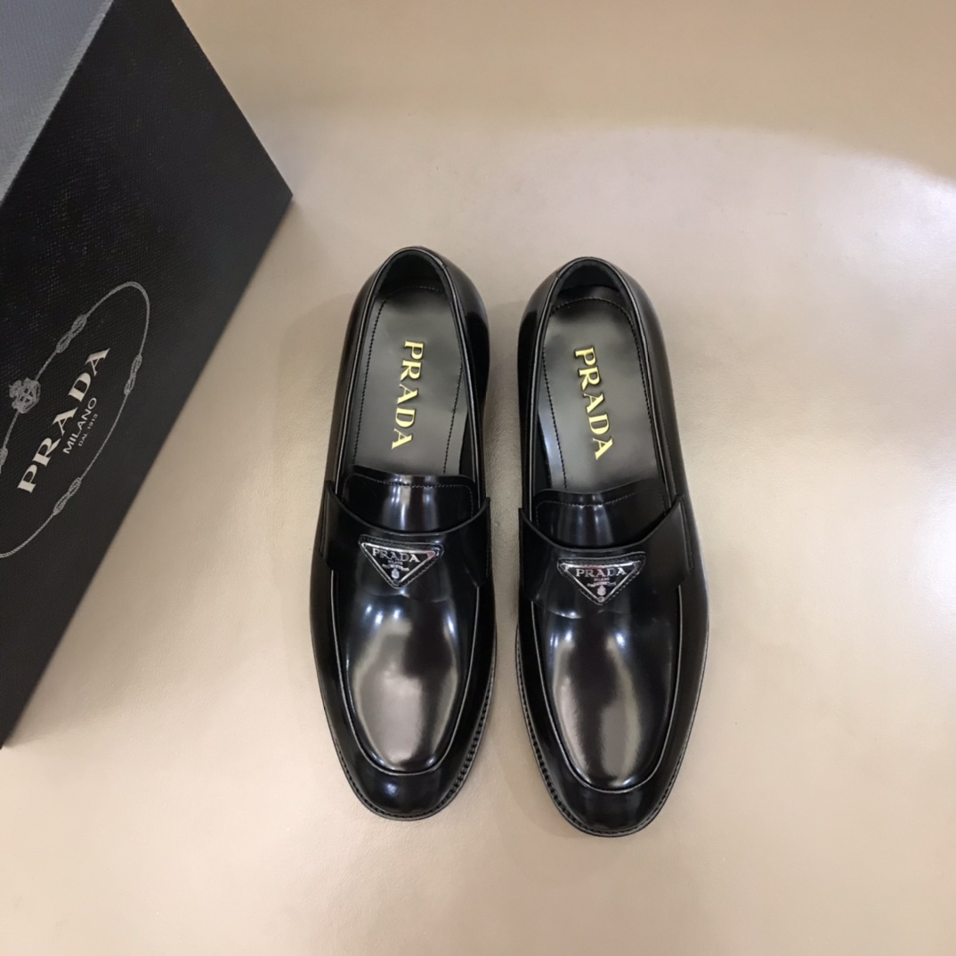 NO:273726,Pjia original new Saffiano series men's leather loafers imported from the edge beaded cowhide, delicate and shiny texture, full of charming charm of modern style, equipped with genuine leather edge strips and wear-resistant non-slip rubber patches, half-leather genuine leather sole, the strap is decorated with a classic hollow logo, and the heel is embellished with a metal logo badge on the side, showing exquisite style, full of gentlemanly and British style!  Size39-44 (38 and 45 custom made), Loafers, cowhide19860909P家原单新款Saffiano系列男士皮革乐福鞋 进口开边珠牛皮 质感细腻有光泽 充满现代格调的迷人魅力 配有真皮沿条加耐磨防滑橡胶贴片半皮革真皮鞋底 饰带以经典的镂空徽标装饰 鞋跟侧面带金属logo徽章点缀 彰显精美风格 绅士英伦范十足！ Size39-44（38和45定做）,,loafers,cowhide,Men's shoes