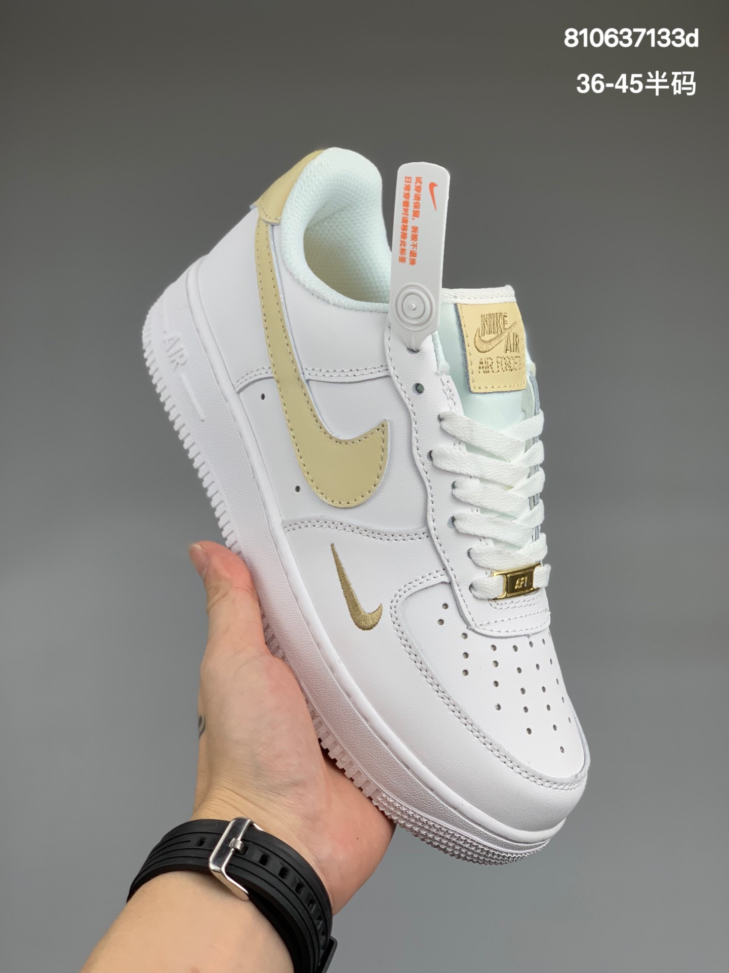 
男女鞋半码制#耐克NIKE AIR FORCE 1 07空军一号低帮百搭休闲运动板鞋柔软、弹性十足的缓震性能和出色的中底设计，横跨复古与现代的外型结合，造就出风靡全球三十多年的Force 1。货号：AQ3778 991
尺码：36 36.5 37.5 38 38.5 39 40 40.5 41 42 42.5 43 44 44.5 45 
编码:810637133d