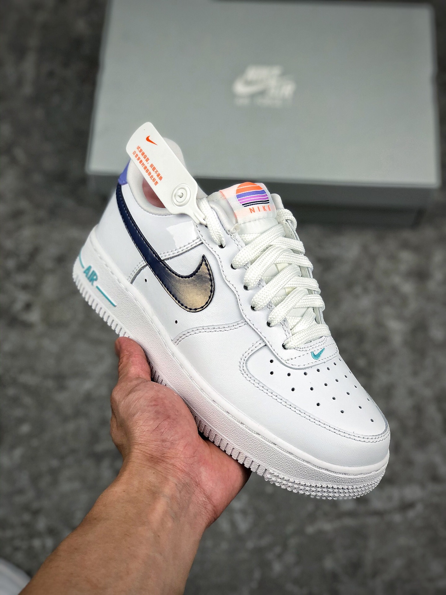 福利特价
 支持放店
Nike Air Force 1 Lv8 1 白蓝 官方同步 原装级别 原楦头原纸板  打造纯正空军版型#专注外贸渠道  全掌内置蜂窝气垫 #原盒配件 原厂中底钢印、拉帮完美   官方货号：DC8188-100
SIZE：35.5 36 36.5 37.5 38 38.5 39 40