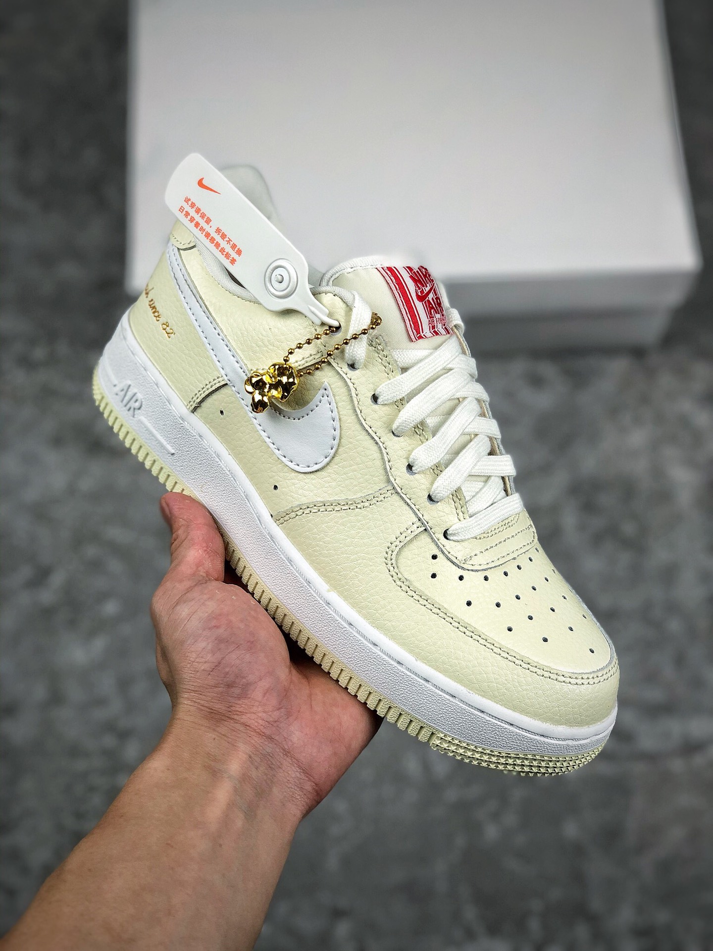 福利特价 
 支持放店
Nike Air Force 1 Low 空军一号低帮 货号：CW2919-100
客供模具、原材料，内置全掌Solo  原楦头纸板 打造最完美空军鞋型 专供实体专柜混卖
尺码：39 40 40.5 41 42 42.5 43 44 44.5 45