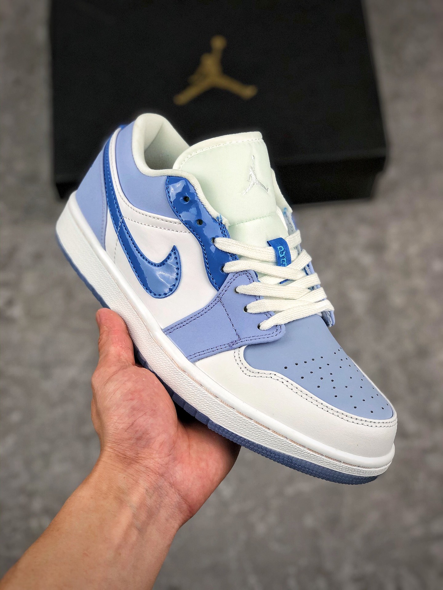  支持放店
Air Jordan 1 Low 市面唯一头层
AJ1乔1低帮休闲板鞋 同步官方配色 
市场唯一独家头层皮打造 原鞋原档案开发 
原厂皮料 原档冲孔鞋头 正确满胶鞋垫 四线拉帮 原厂织唛标 鞋舌高弹海绵填充。
官方货号：DM5442V
Size：36 36.5 37.5 38 38.5 39 40 40.5 41 42 42.5 43 44 44.5 45 46