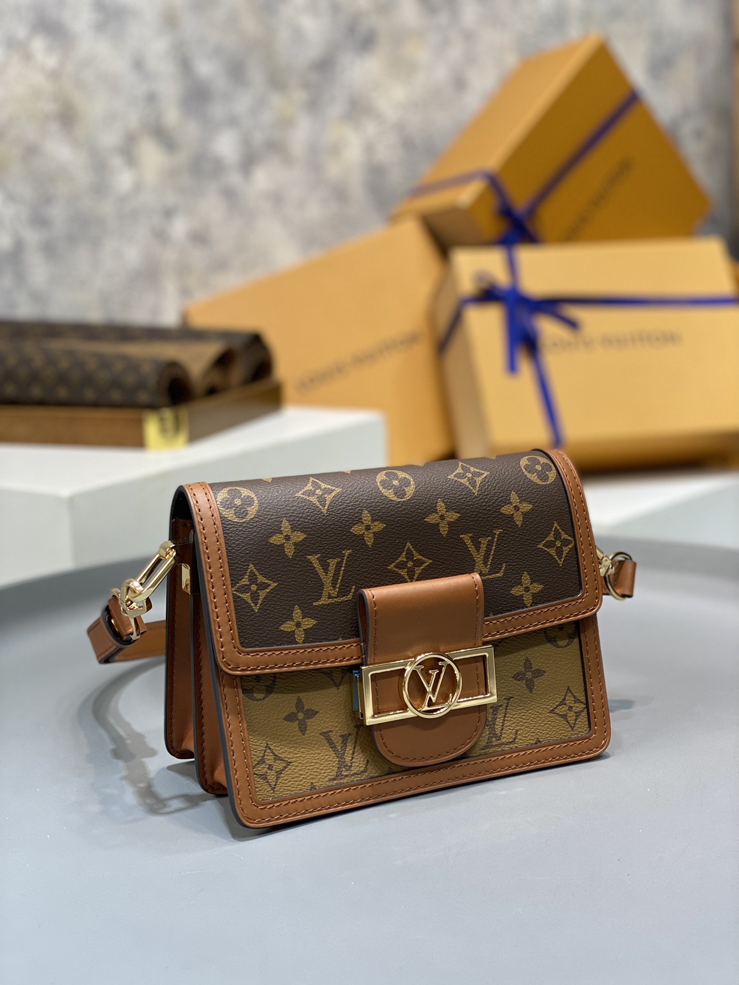 NO:176312,Duty-free version M44580 19ss show model Daphne DAUHINE retro old flower yellow flower mailer bag Envelope bag, 20x15x9cm,19860909免税版本 M44580 19ss秀款 达芙妮DAUHINE 复古老花拼黄花邮差包 信封包,20x15x9cm,,Bag