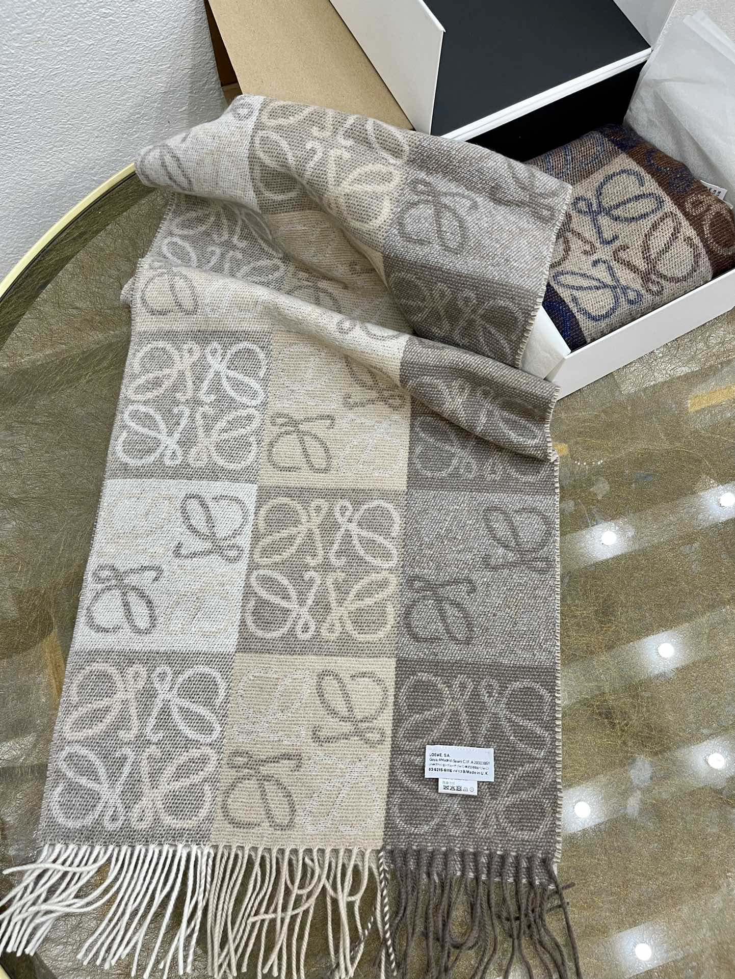 LOEWE罗意威90%羊毛+10%羊绒Anagram 老花围巾
