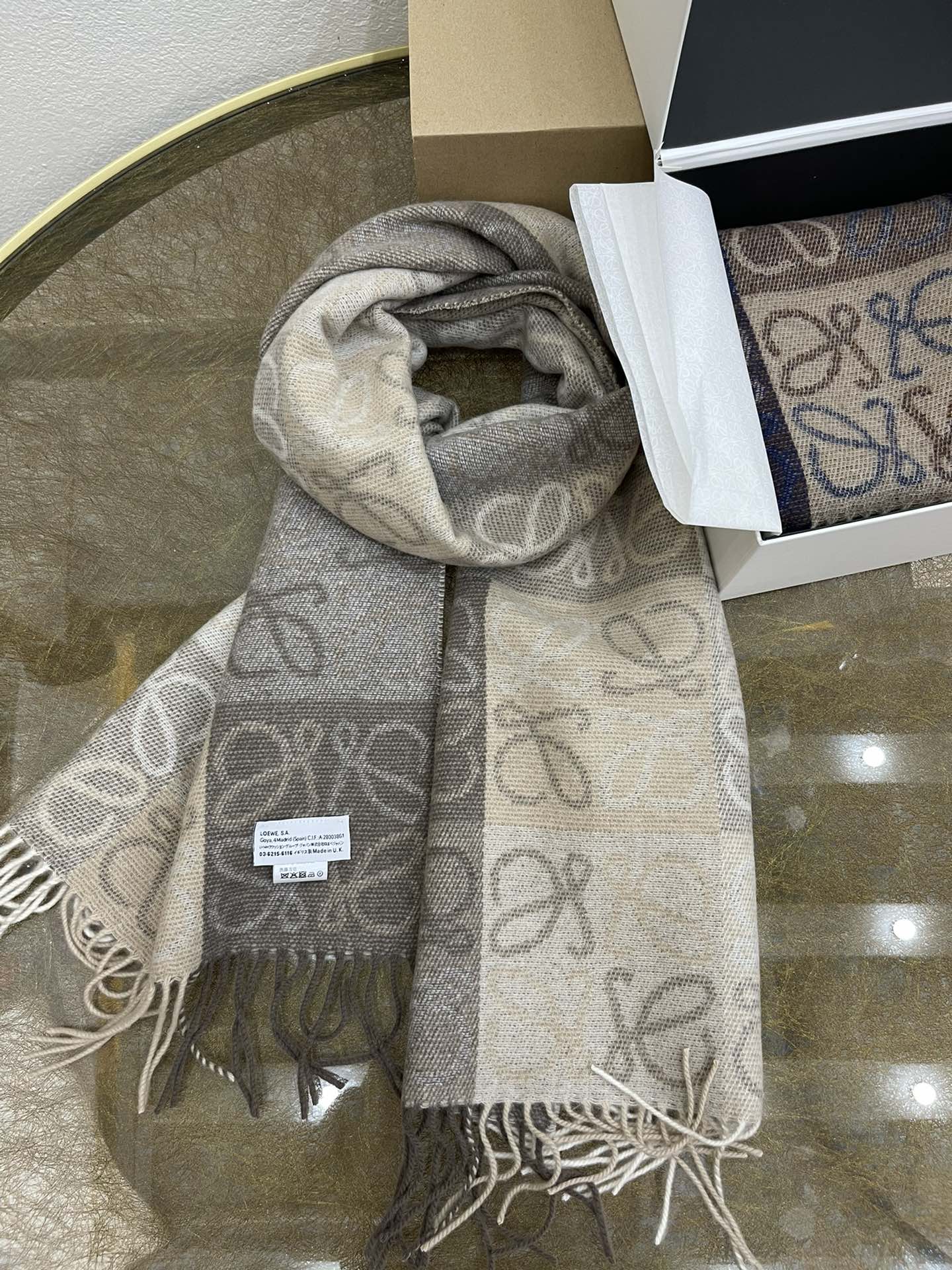 LOEWE罗意威90%羊毛+10%羊绒Anagram 老花围巾