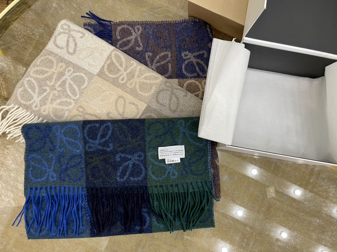 LOEWE罗意威90%羊毛+10%羊绒Anagram 老花围巾