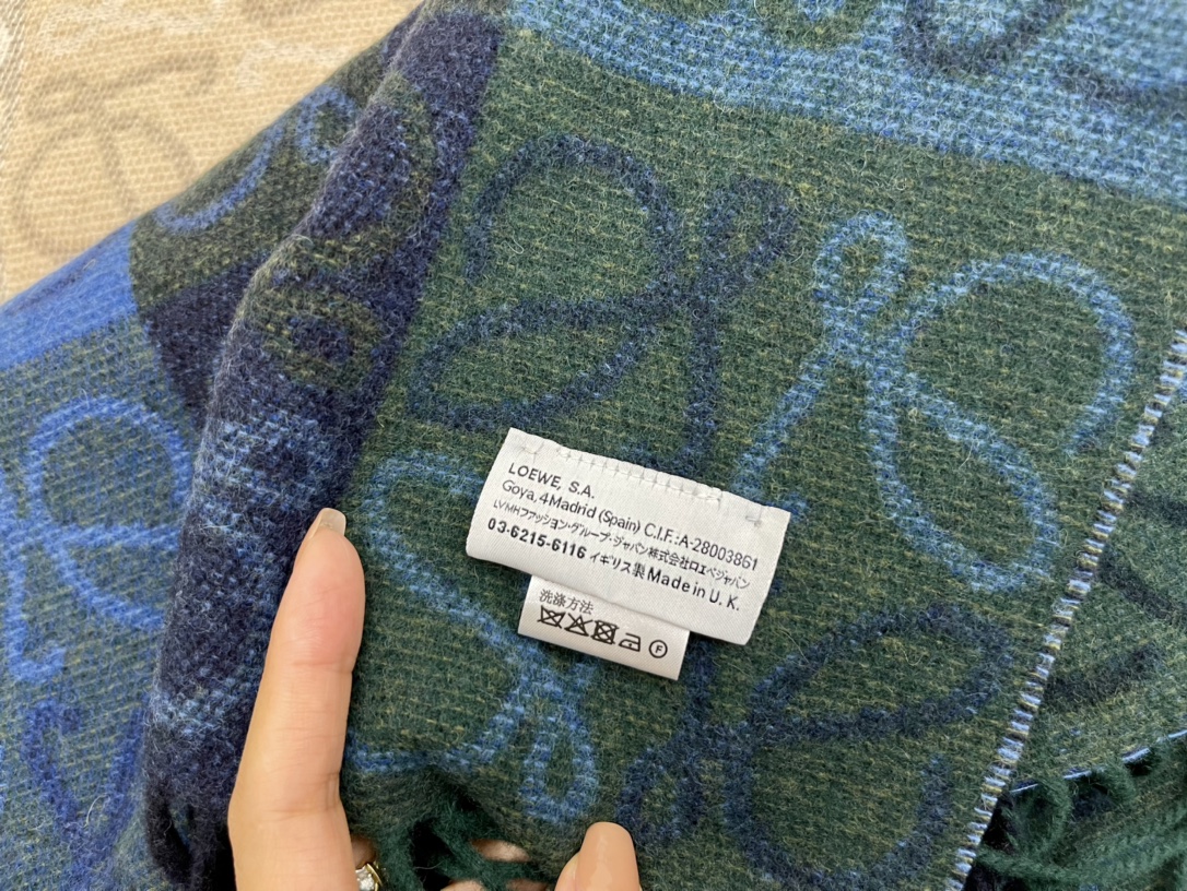 LOEWE罗意威90%羊毛+10%羊绒Anagram 老花围巾