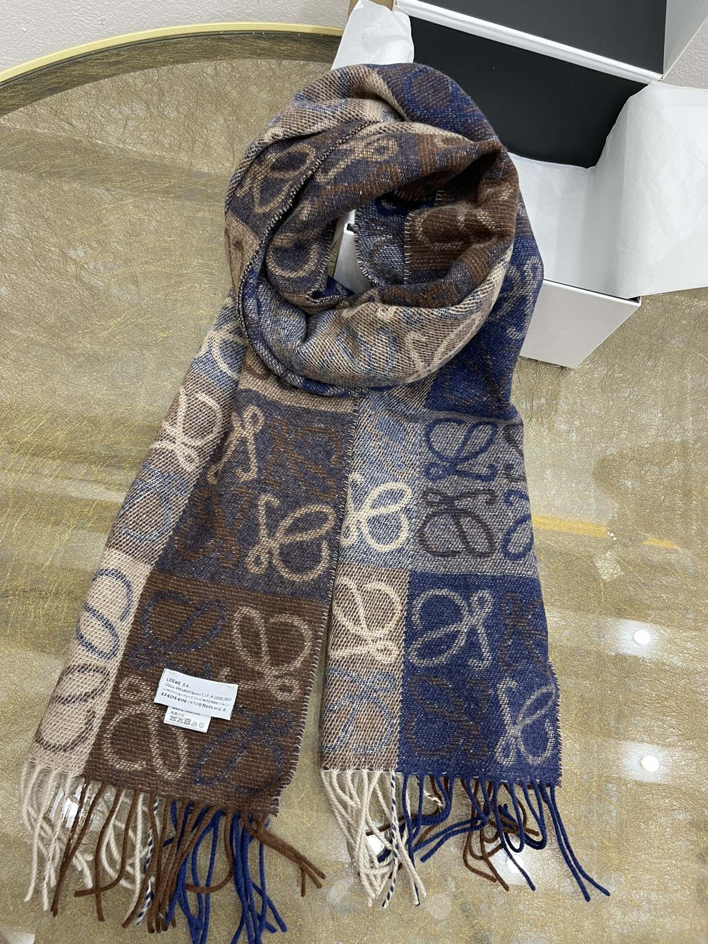 LOEWE罗意威90%羊毛+10%羊绒Anagram 老花围巾