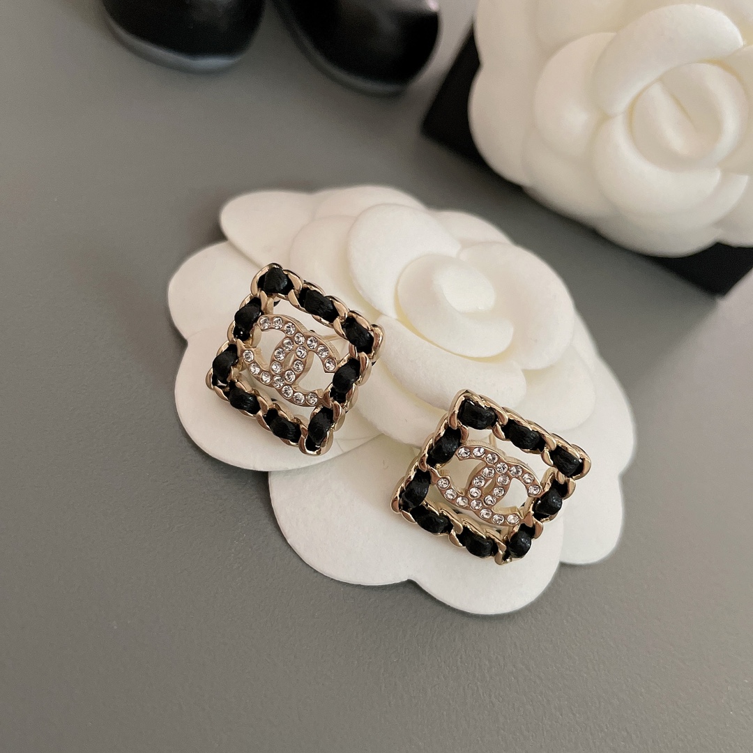  高品质 细节如图 【香方形皮耳钉】Z 3200，经典皮穿链+CC施华洛水晶，纯手工穿皮，小链条⛓️穿皮