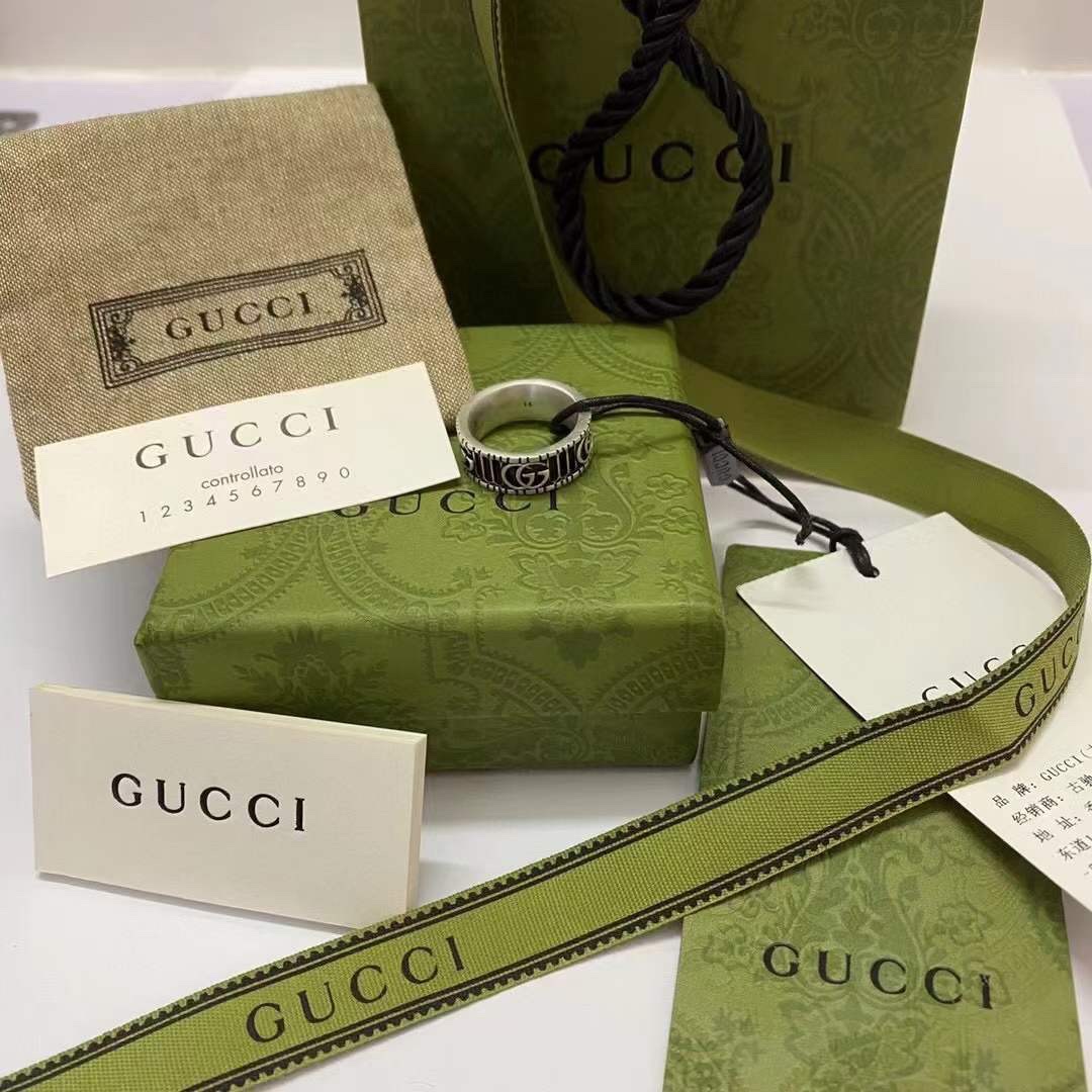 情侣款❤️ ❤
古驰Gucci Marmont系列 银色双G情侣戒指

 (做旧效果) 细节实拍、代购级别💝 G图案交替呈现，边缘匠心添加饰带织纹滚边，令这款纯银戒指倍显精致气息。打造独具一格的造型。 
美码：5-6-7-8-9-10-11-12码