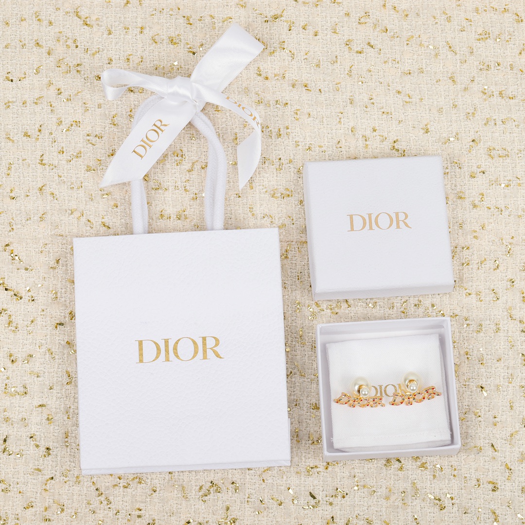 NO:101067,80 204256 [Produced by us] Z 5700, consulting customers with a large quantity!  【Dior alphabet color diamond earrings】Super beautiful, how to match it, how to look good, retro metallic tones add a hint of handsomeness, Dior earrings, dior1986090980 204256【我们出品】Z 5700,量大咨询客Fu！【Dior字母彩钻耳钉】超美,怎么搭配怎么好看复古金属色调增添了一丝帅气,Dior耳钉,dior,Jewelry