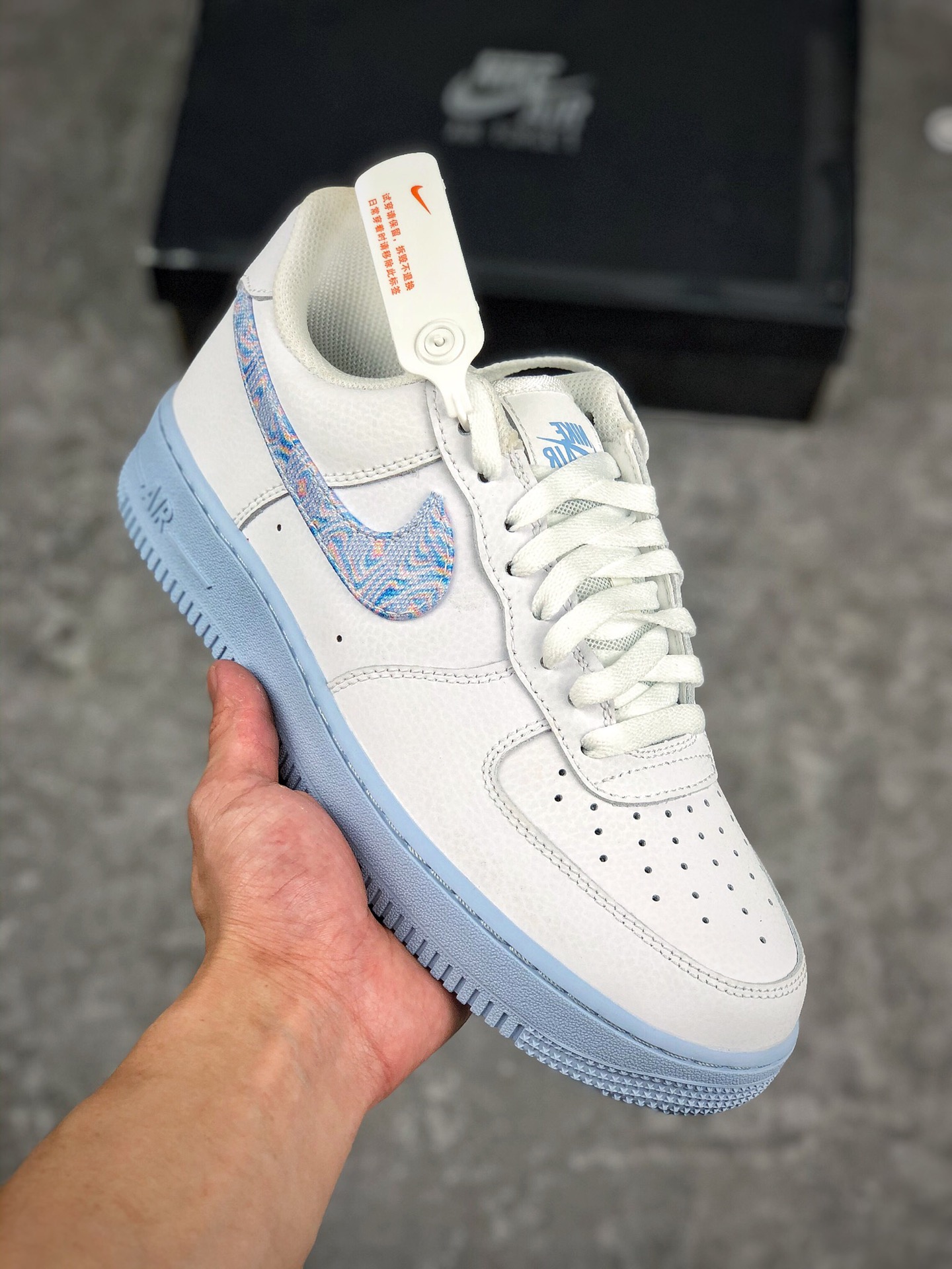 福利特价 
 支持放店
独家实拍Nike Air Force 1 Low 空军一号低帮 
客供模具、原材料，内置全掌Solo  原楦头纸板 打造最完美空军鞋型 专供实体专柜混卖 货号：CZ0377-100
鞋码：36 36.5 37.5 38 38.5 39