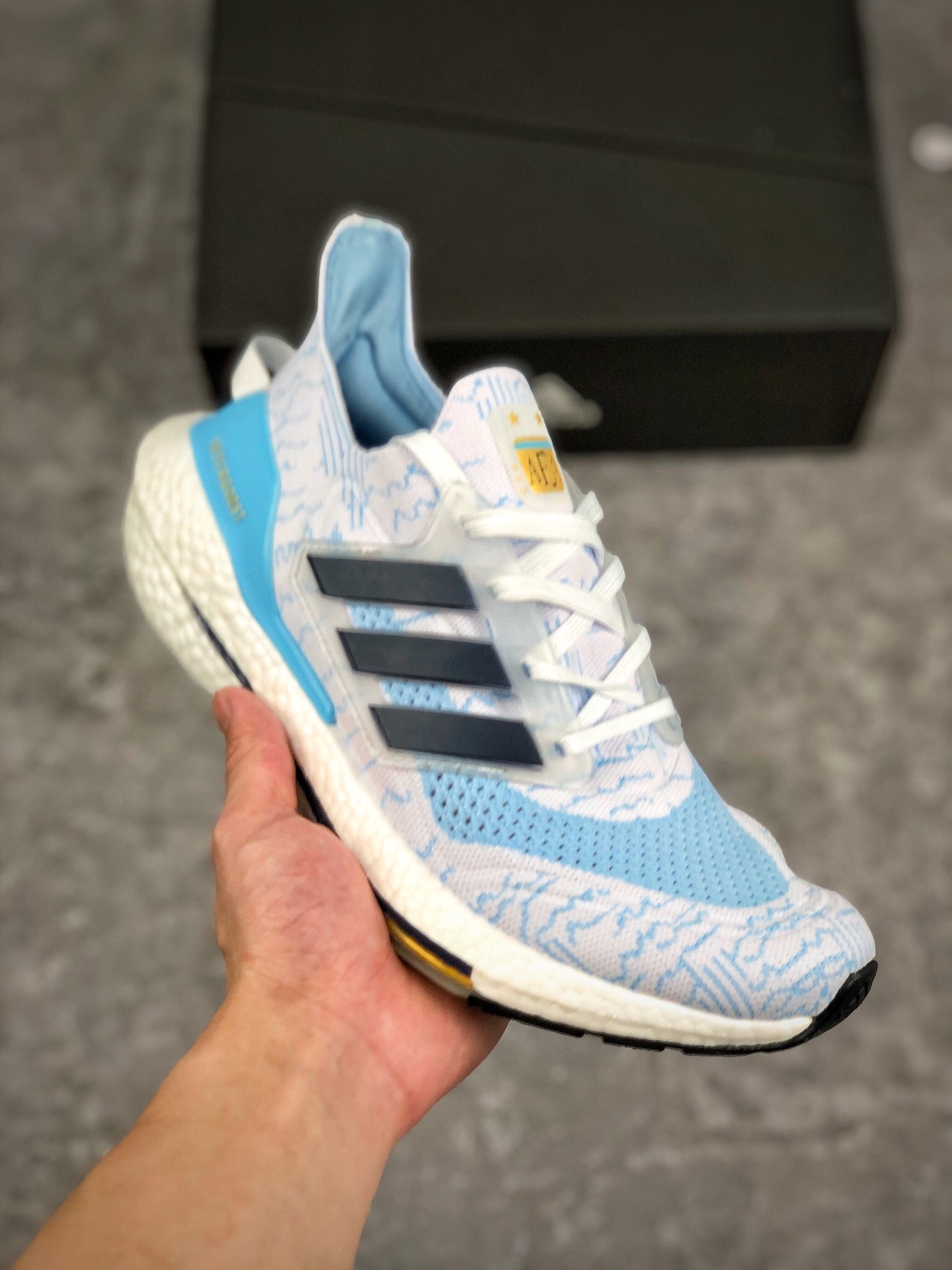  支持放店
阿迪达斯Adidas UltraBoost 21 加厚爆米花袜套式针织鞋面休闲运动慢跑鞋 依旧采用了针织鞋面的设计，但是鞋面的设计语言却并不单调。半透明的鞋面，以及前掌附近的纹路图案，还有在鞋面上的点缀设计。特别是这个上翘的“后臀”，着实惹人“扎眼”。 在“时尚”和“运动”这两种概念的结合中，阿迪达斯的设计理念依然可以说是走在世界前列的。即将推出的Ultra Boost 21更是以更高性能的工程设计，回归UB的根基。
货号：GZ7120
尺码：36 36.5 37 38 37.5 39 40 40.5 41 42 42.5 43 44 44.5 45