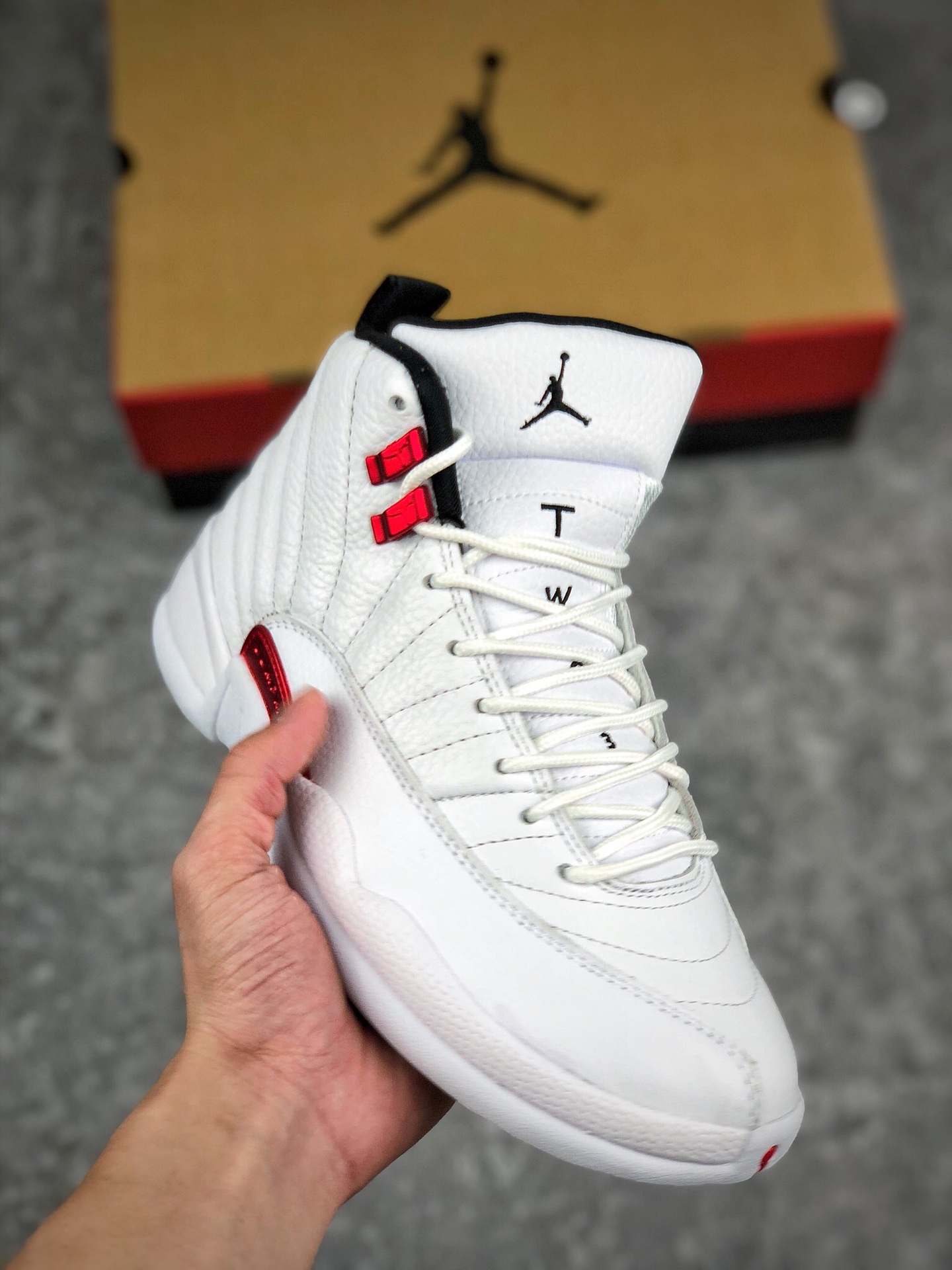  终端放店
【外贸纯原版】新货#大厂出品Air Jordan 12 “Twist” AJ12乔12 男子文化篮球鞋  圈内知名口碑大厂出品 原楦原纸板 客供原厂材料开发  市面最高版本 极致一眼正品既视感 细节如图所示 仅服务极少数懂货客户 发国外直接充Z无压力 
货号：CT8013 106
Size ：40 40.5 41 42 42.5 43 44 44.5 45 46 47.5