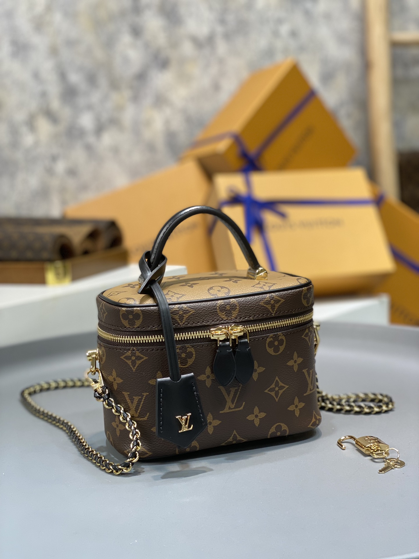 NO:176674,Exclusive duty-free version M45165 VANITY small handbag Exclusive channel goods Real-life photos of details!  No blind spots, just take a look at the size 19.0×13.0×11.0,19860909独家免税版本 M45165 VANITY小号手袋 独家渠道货 细节实拍图！度无死角 随意看看 尺寸19.0×13.0×11.0,,Bag