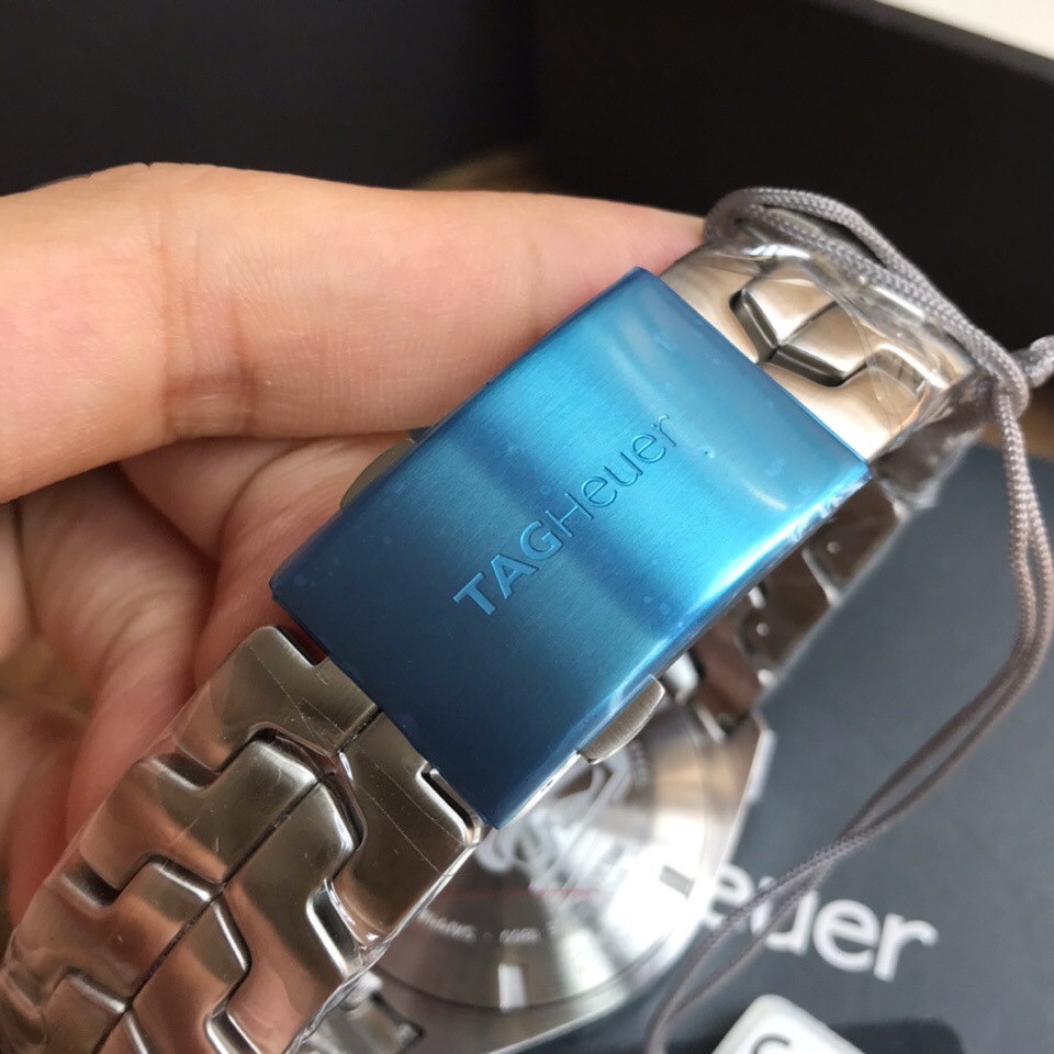 批:750 原盒:50 新款硬货，Original Tagheuer,泰格豪雅F1系列 塞纳纪念石英计时表，专柜1万+。 ~43mm表径，蓝宝石镜面，超强夜光指针，原装机芯，支持拆机验货，硬汉风格，超高难度精钢拉丝表带工艺无法仿制，一表一码配吊牌，专柜同步！全新全套出[色][色][色]