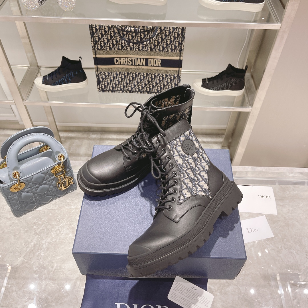 Dior Homme 21秋冬专柜最新情侣款老花马丁靴鞋面采用原版牛皮面料 D字电绣 进口牛皮内里垫脚 原版开模大底拉链size 女35 40 Tx1140 莆鞋网 莆田鞋 莆田安福 电商城市场 商贸城小镇 莆鞋网