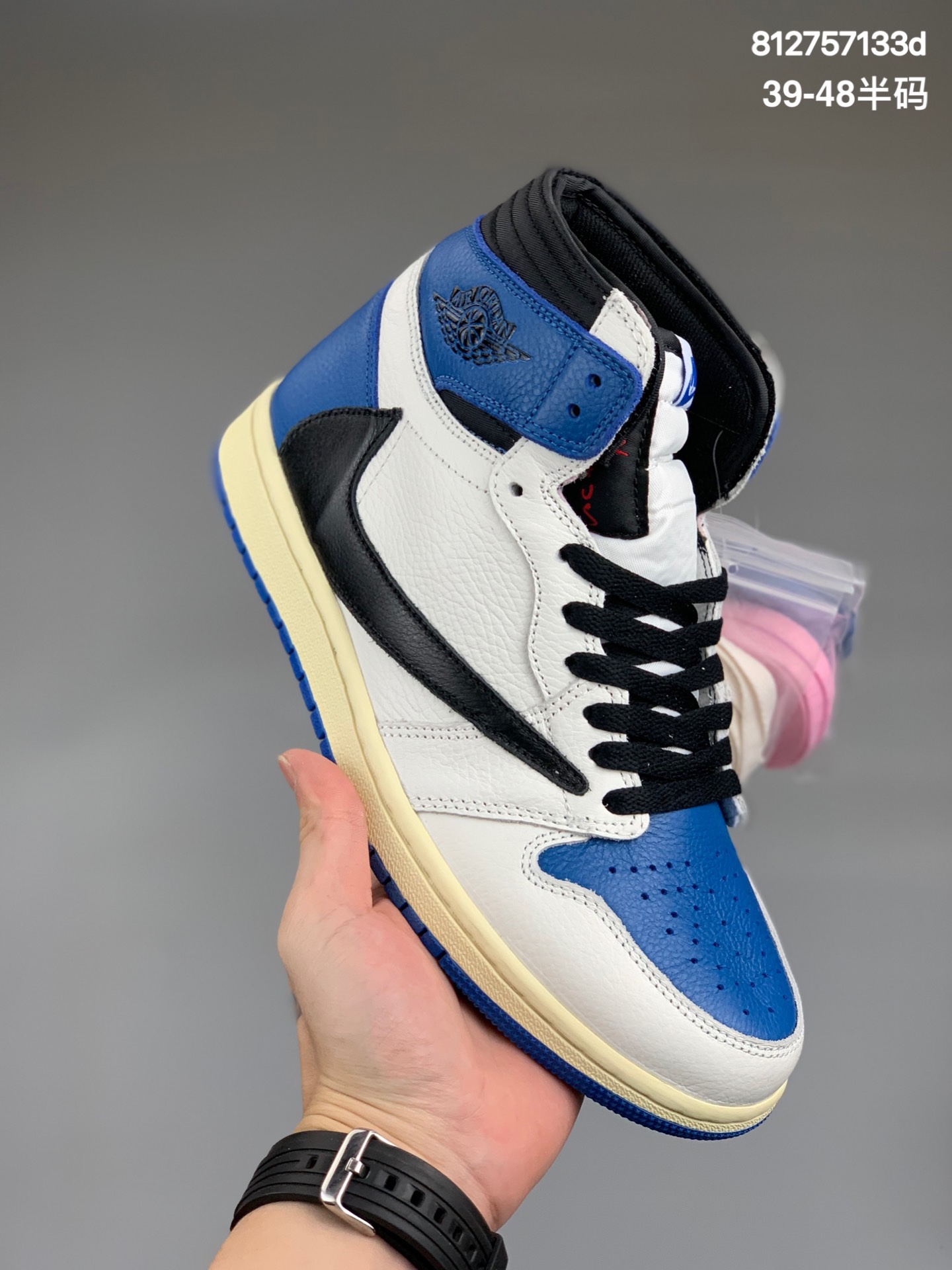 
.公司级 Travis Scott x Fragment x Air Jordan AJ1 High OG SP “Military Blue” 闪电倒钩高帮 鞋头的大面积白色，搭配硕大的黑色「倒勾」，再点缀上藤原浩拿手的蓝色，吸睛效果直接拉满。左右脚的鞋舌上缝有 Travis Scott 和 fragment Design 的 Logo 标签，后跟处还妆点着黑色的笑脸和闪电 Logo，都彰显出联名身份 货号：DH3227-105 尺码：39 40 40.5 41 42 42.5 43 44 44.5 45 46 47.5 48
编码:812757133d