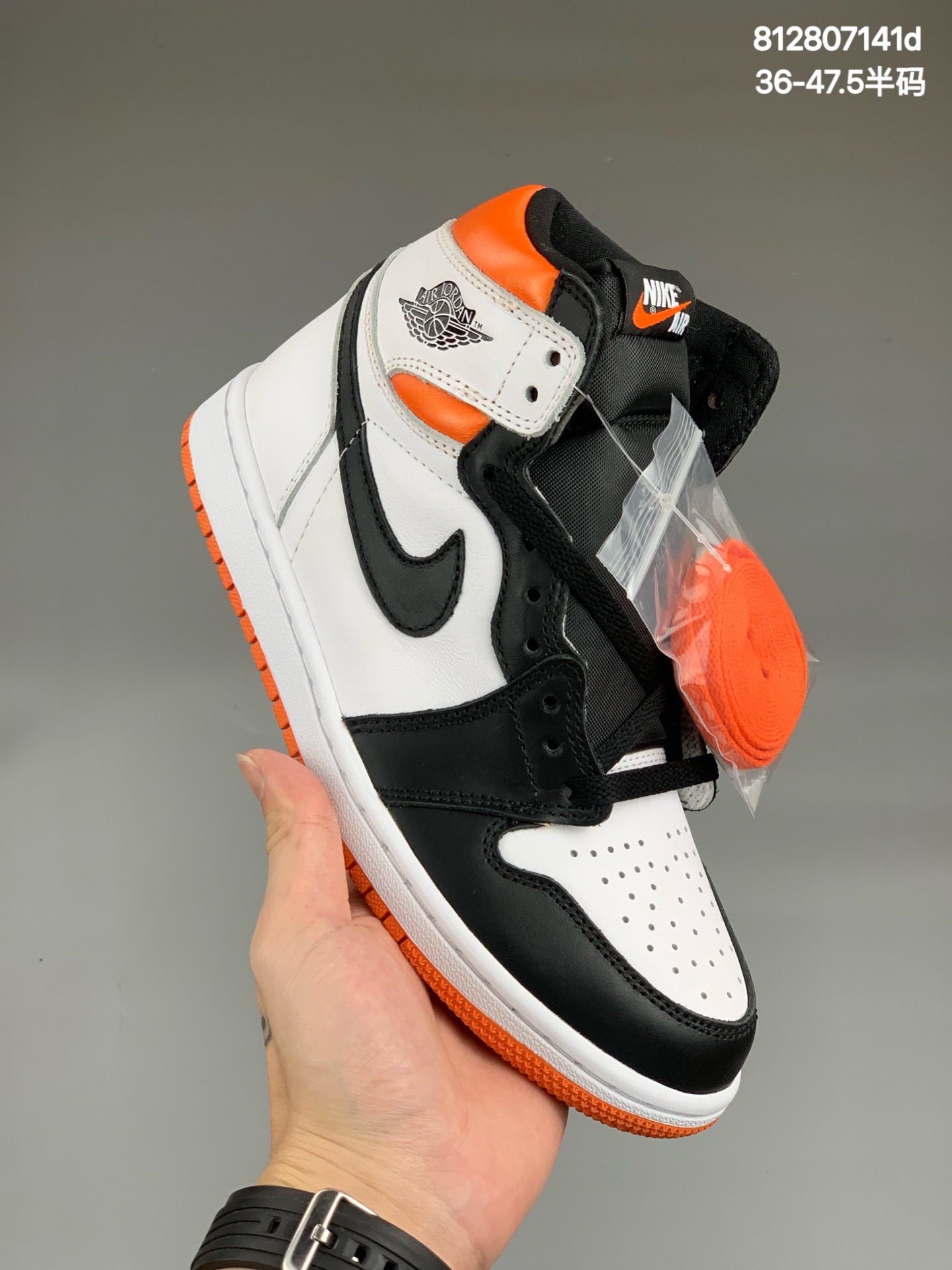 
Air Jordan 1 Hi OG “Electro Orange”扣碎4.0外观采用类似黑脚趾的鞋头构色，搭配橙色鞋帮及外底点缀，营造「扣碎」主题的熟悉装扮。鞋侧 Swoosh 与飞翼 Logo 则采用沉稳的黑色示人，整体即呈现出复古干练的清爽气质，又散发出难以抗拒的亮眼活力，相信打算入手的小伙伴不在少数！货号：555088-180尺码：36-47.5（带半码）
编码:812807141d