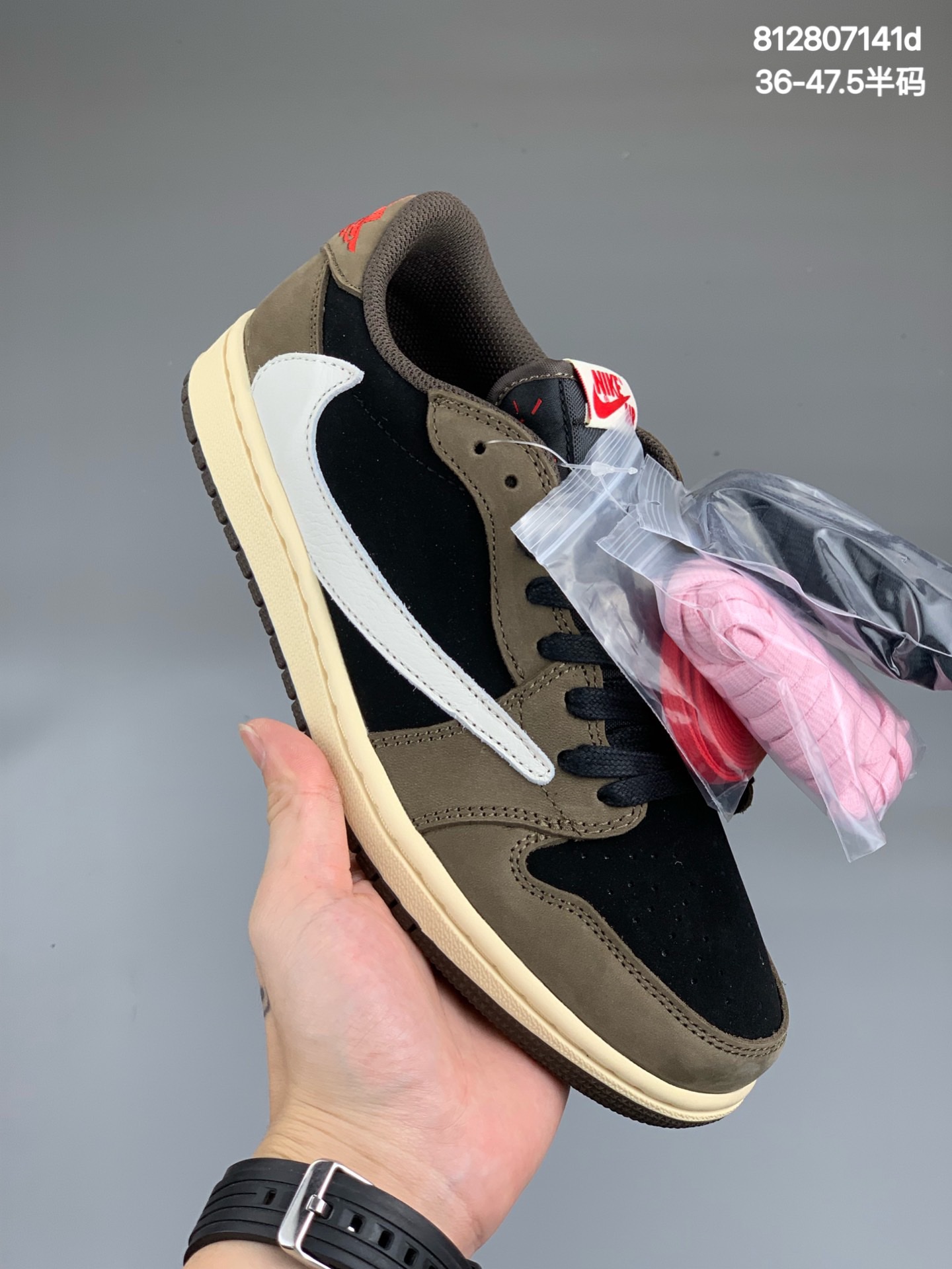 
AJ1 低帮 倒钩 反钩 乔丹 麂皮版本 明星同款 Travis Scott x Jordan 1 low AJ 1 OG 倒钩 反钩鬼脸低帮 客订原厂皮料 纹路质感和光线感与原这鞋一致 原鞋数据开发 原版后跟刺绣 
货号：CQ4277-001 
Size ：36 36.5.37.5 38.38.5 39 40 40.5 41 42 42.5 43 44 44.5 45 46 47.5
编码:812807141d